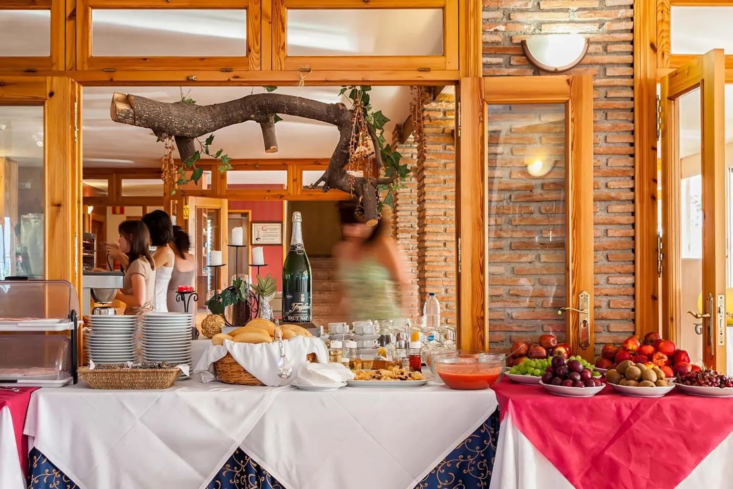 Restaurant/places to eat in Hotel Al-Andalus