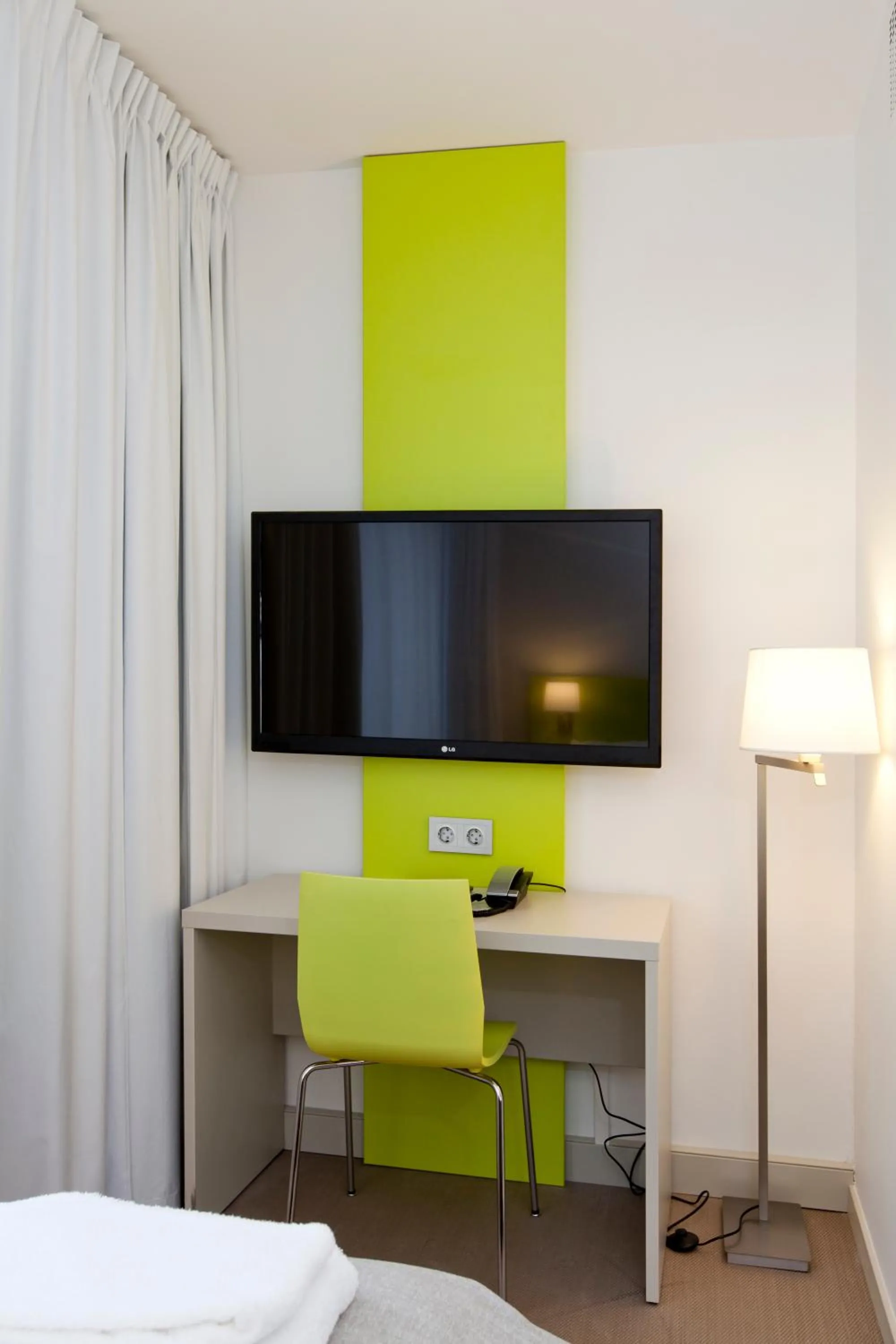 TV and multimedia, Bed in MediInn Hotel Oslo