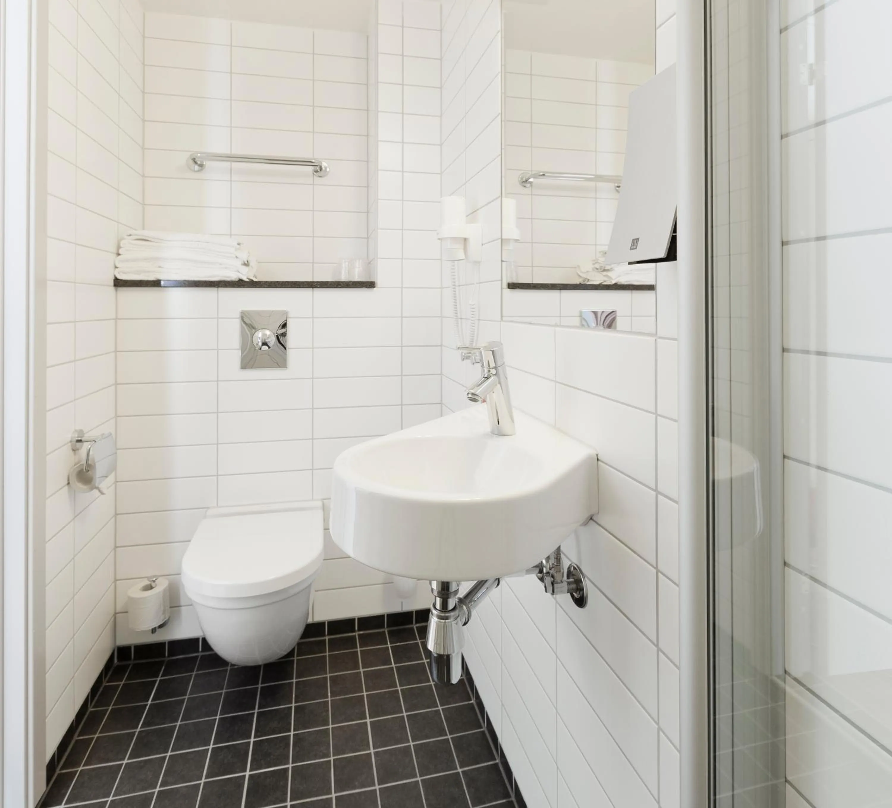 Bathroom in MediInn Hotel Oslo