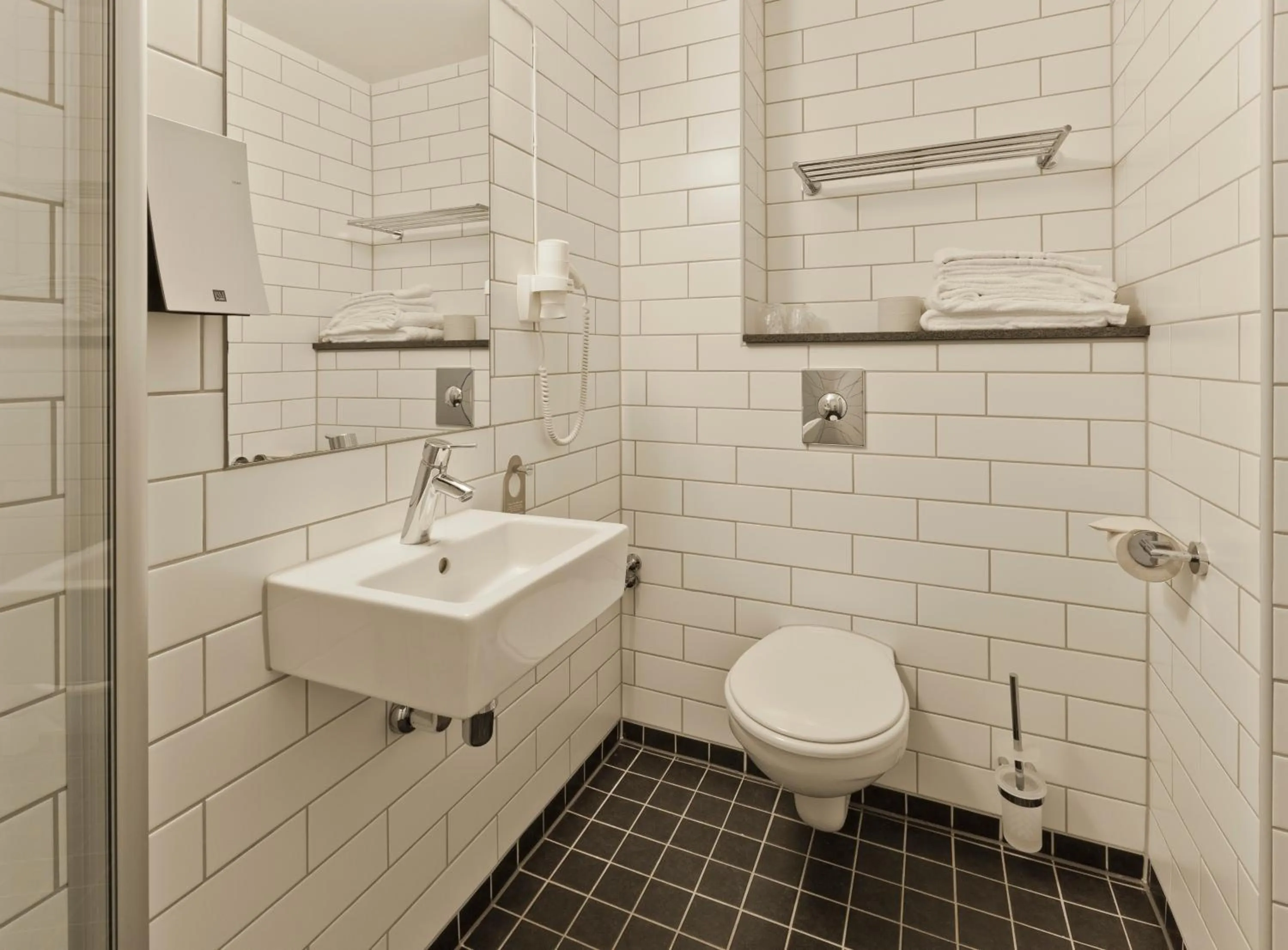 Bathroom in MediInn Hotel Oslo