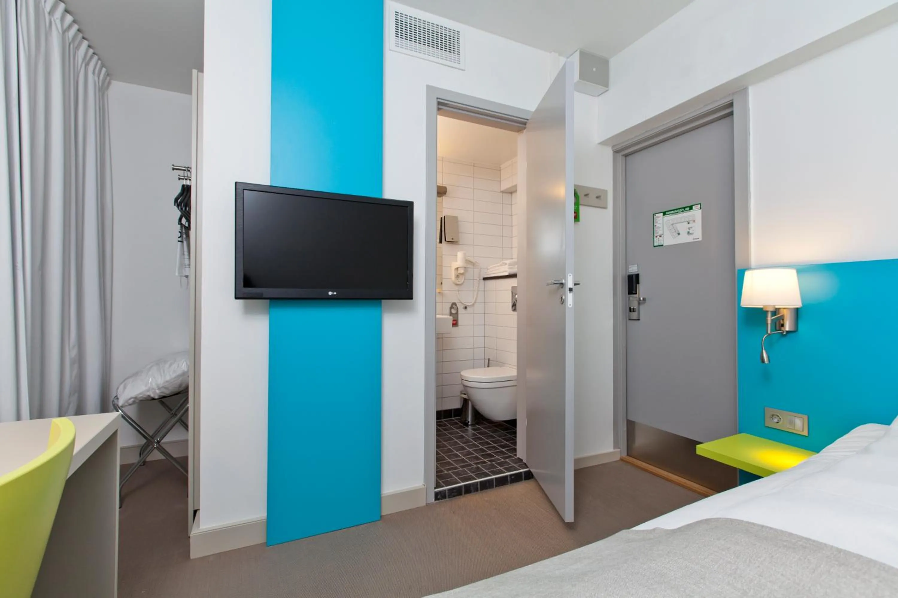 TV and multimedia, Bed in MediInn Hotel Oslo