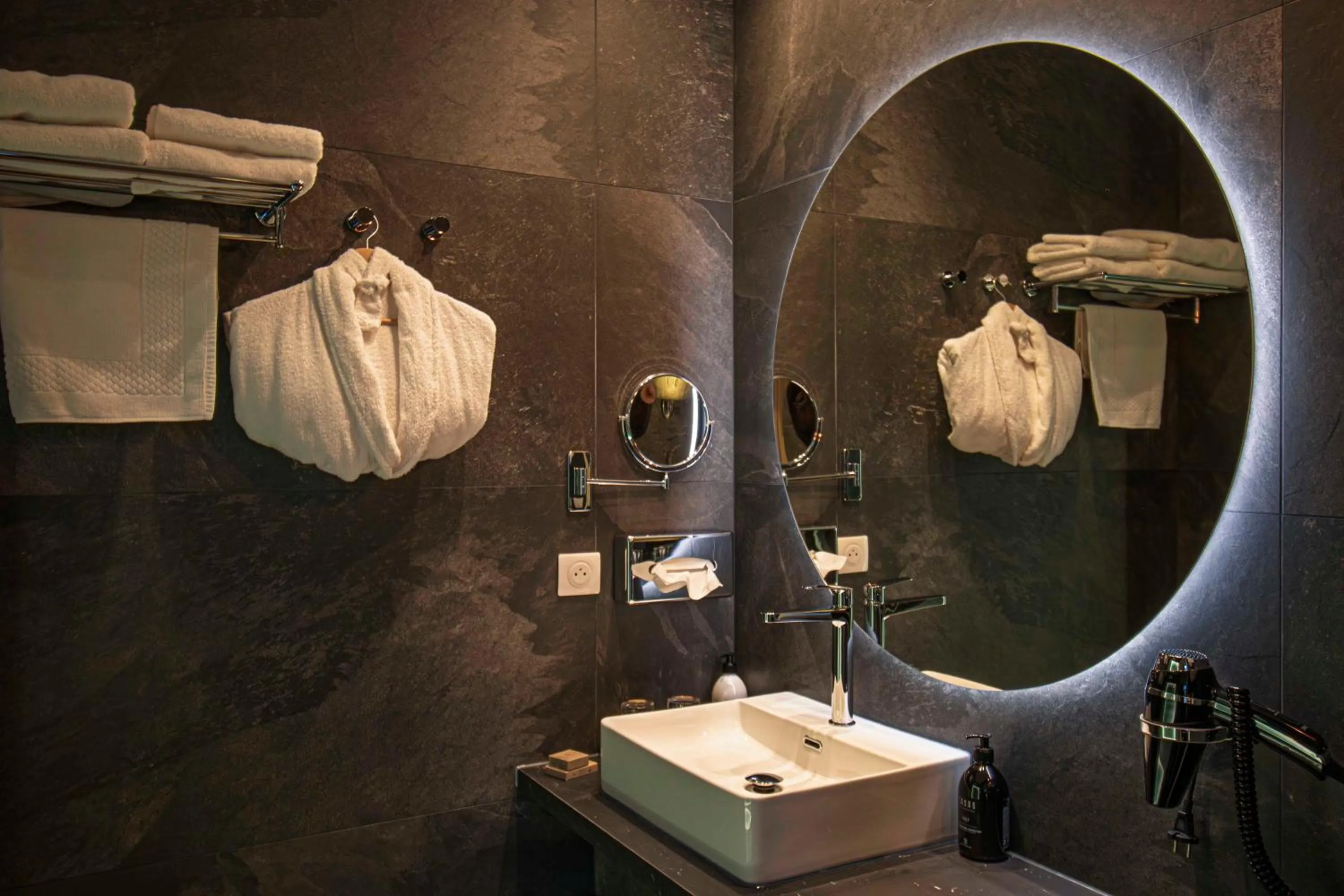 Bathroom in Hôtel Henri IV