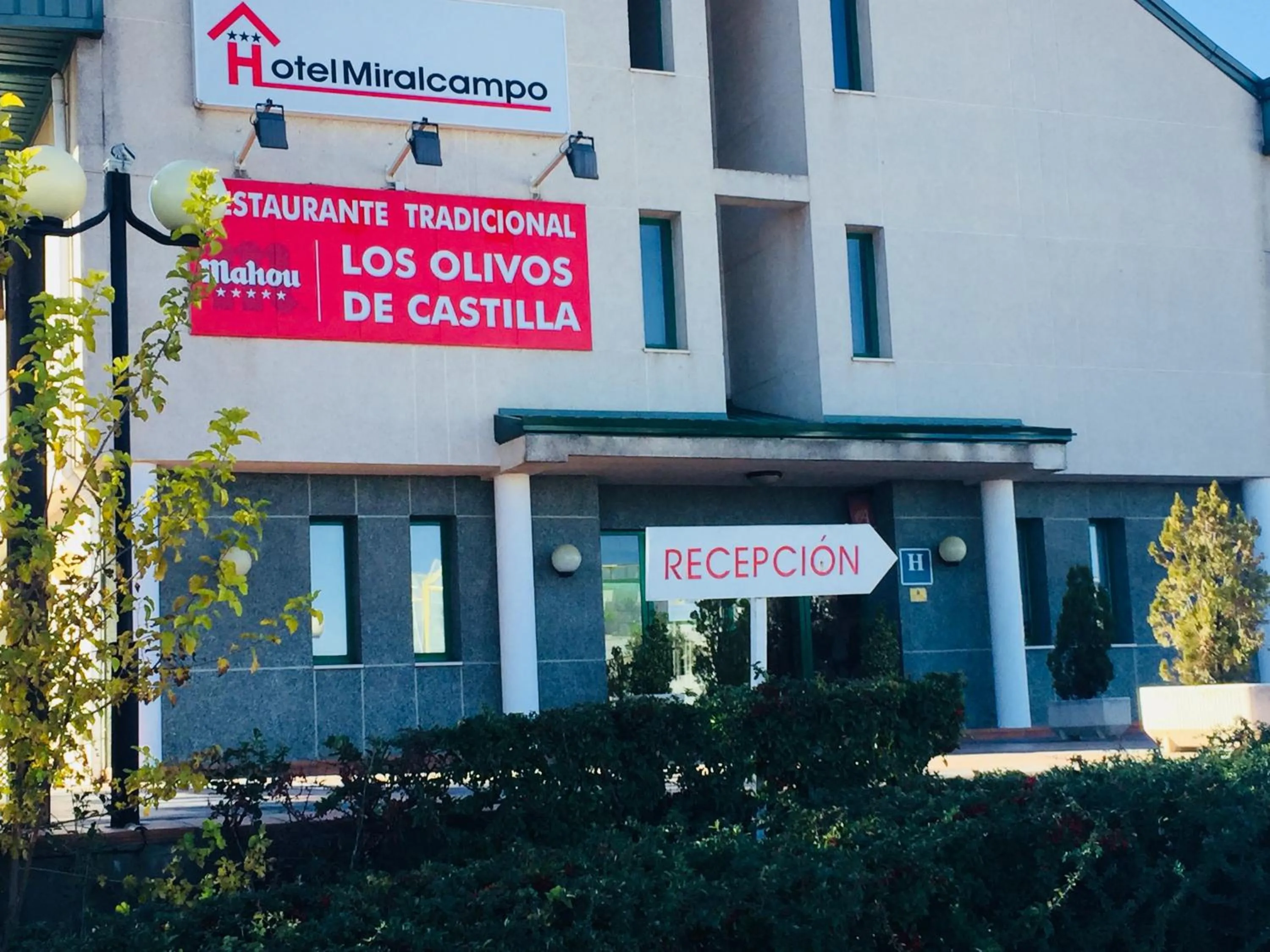 Facade/entrance in Miralcampo