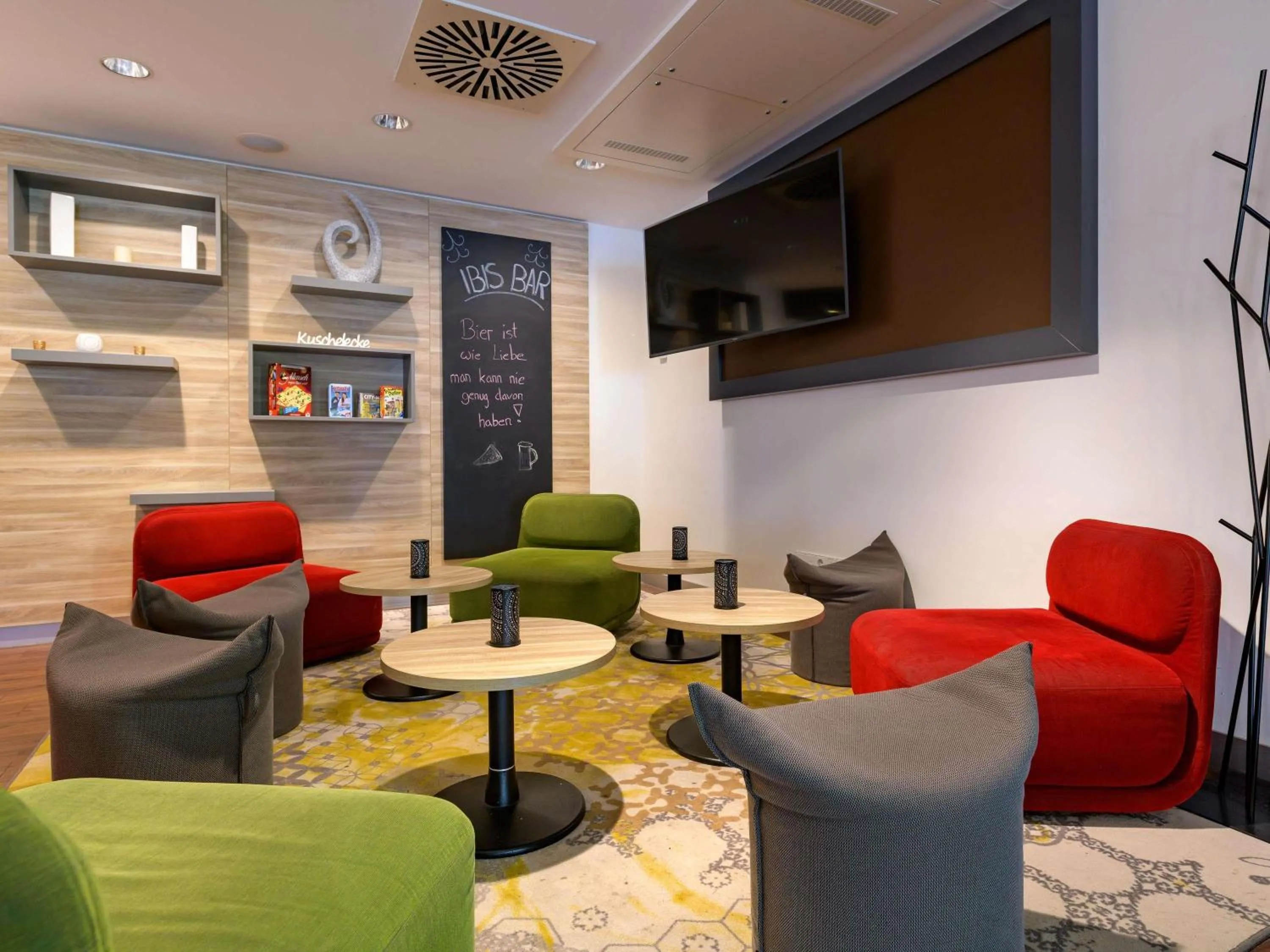 Lounge or bar in ibis Stuttgart Airport Messe