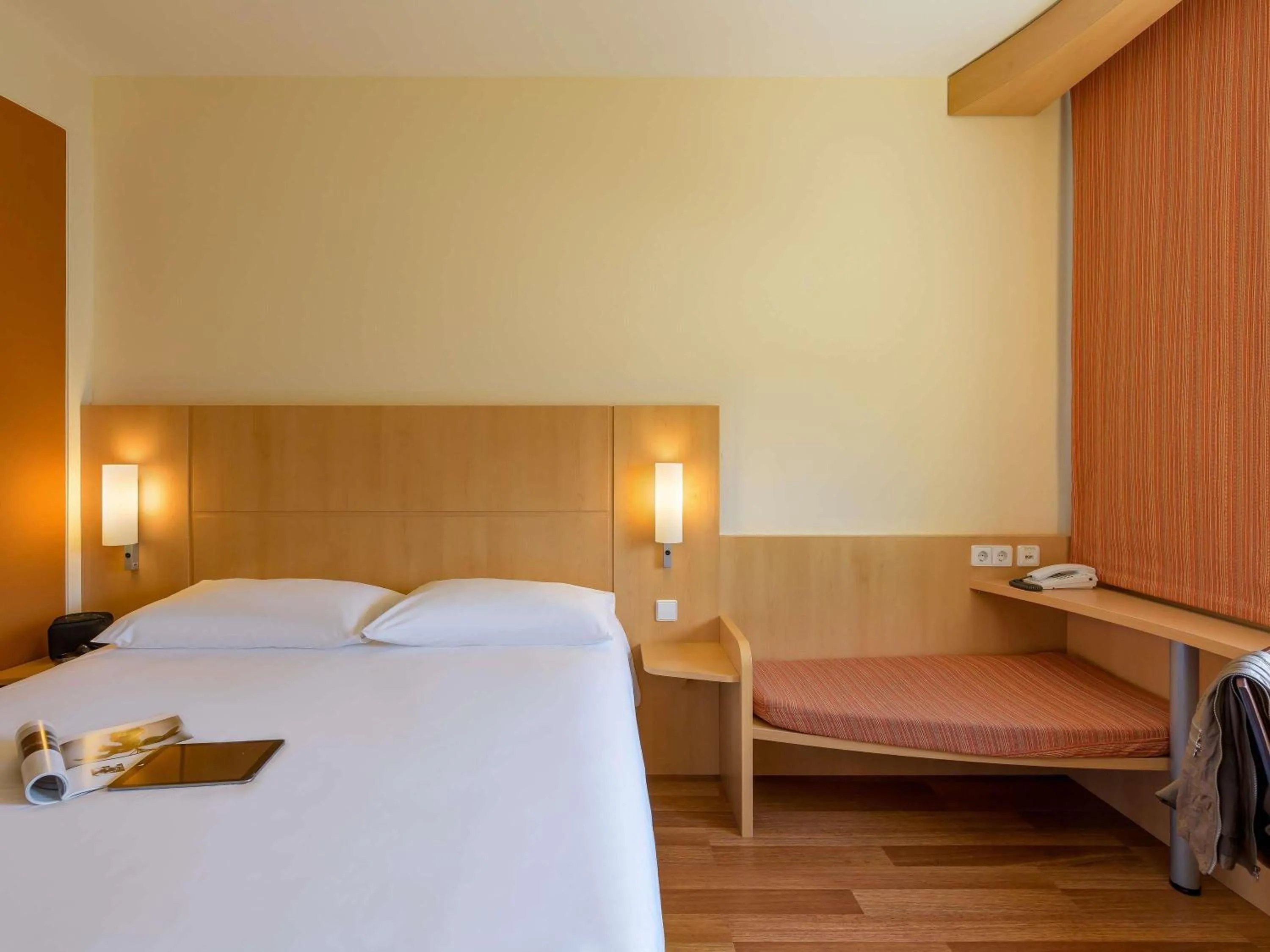 Bedroom, Bed in ibis Stuttgart Airport Messe