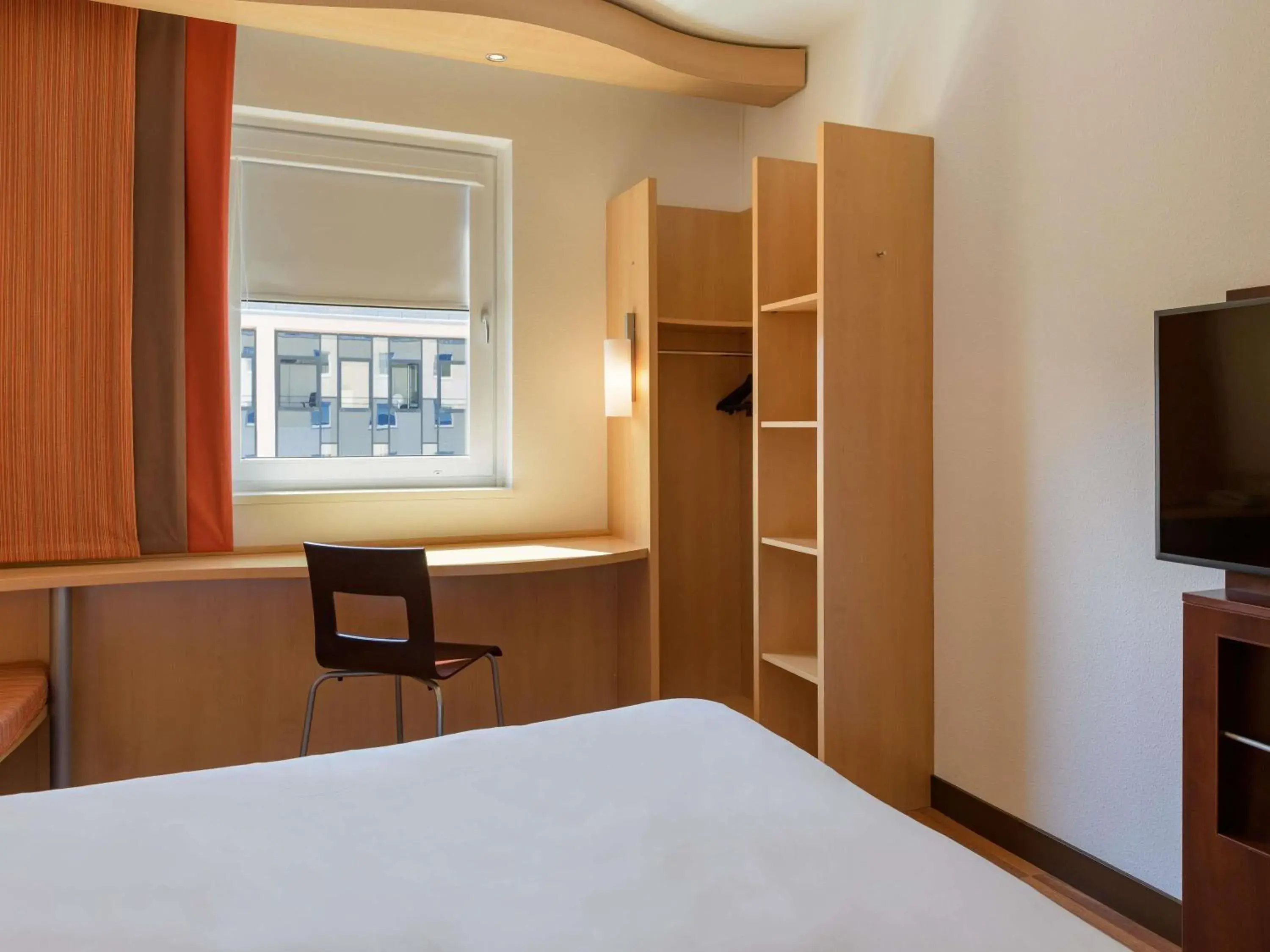 Bedroom, Bed in ibis Stuttgart Airport Messe Bedroom, Bed in ibis Stuttgart Airport Messe