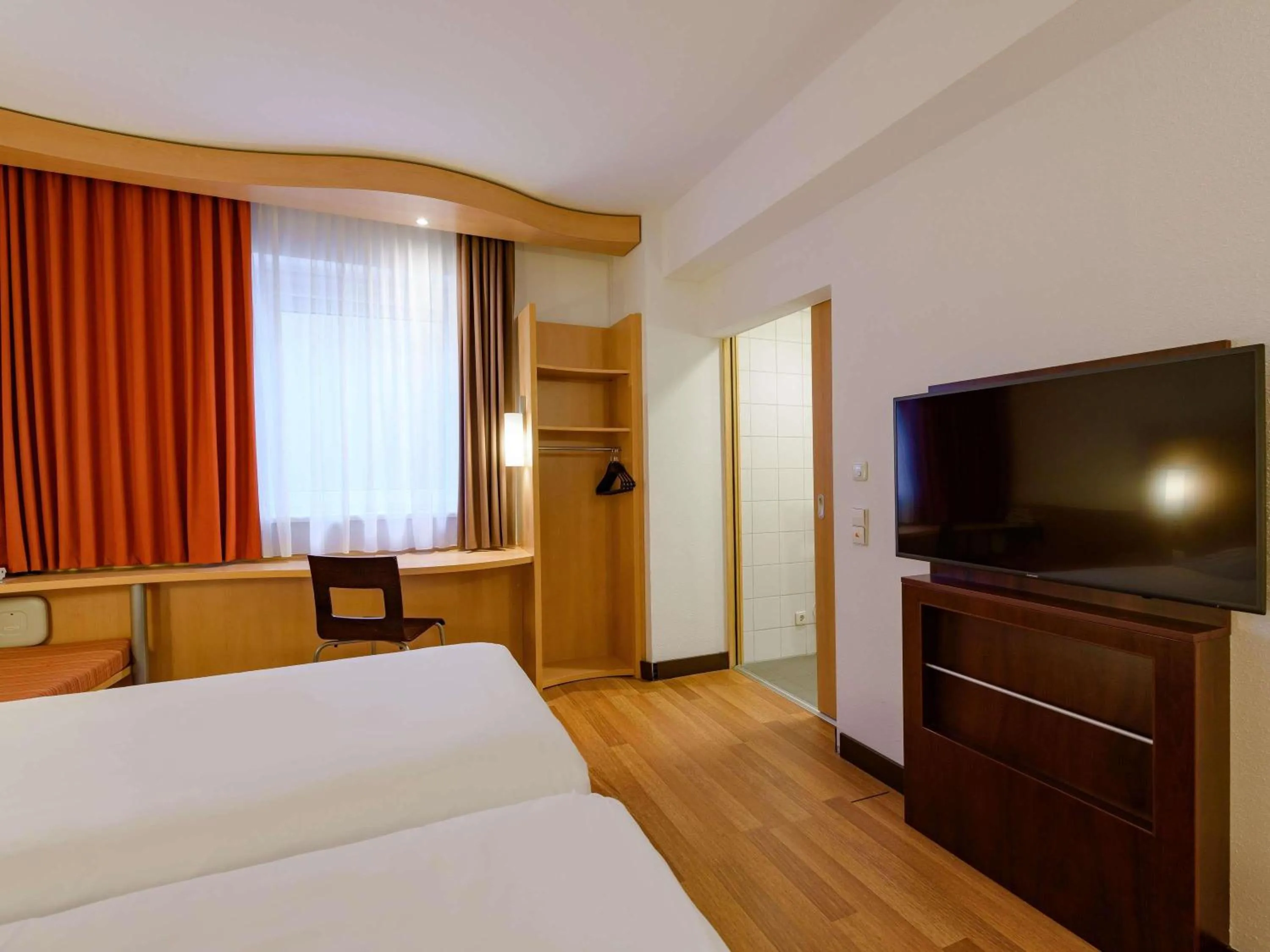 Bedroom, Bed in ibis Stuttgart Airport Messe