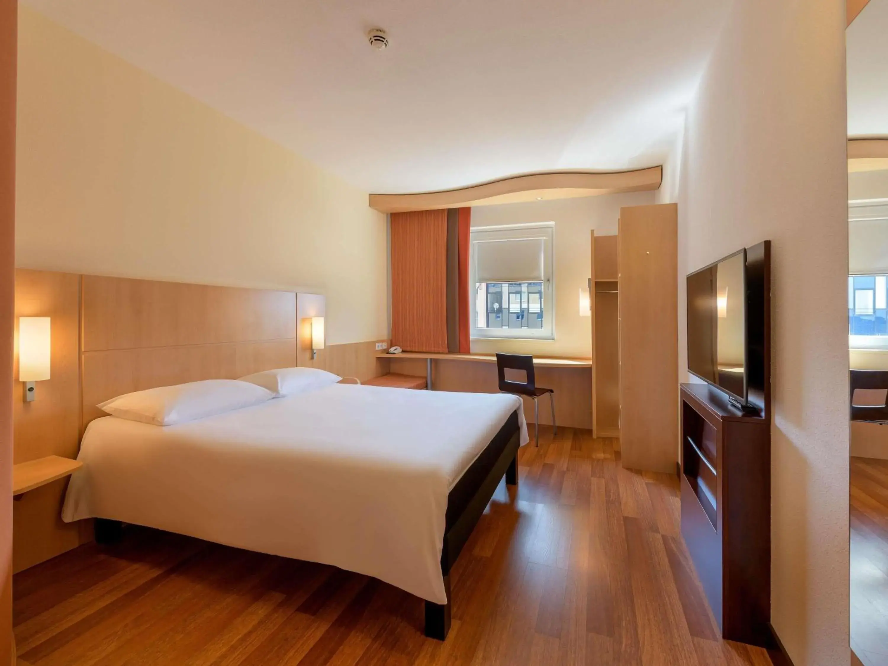 Bedroom, Bed in ibis Stuttgart Airport Messe Bedroom, Bed in ibis Stuttgart Airport Messe