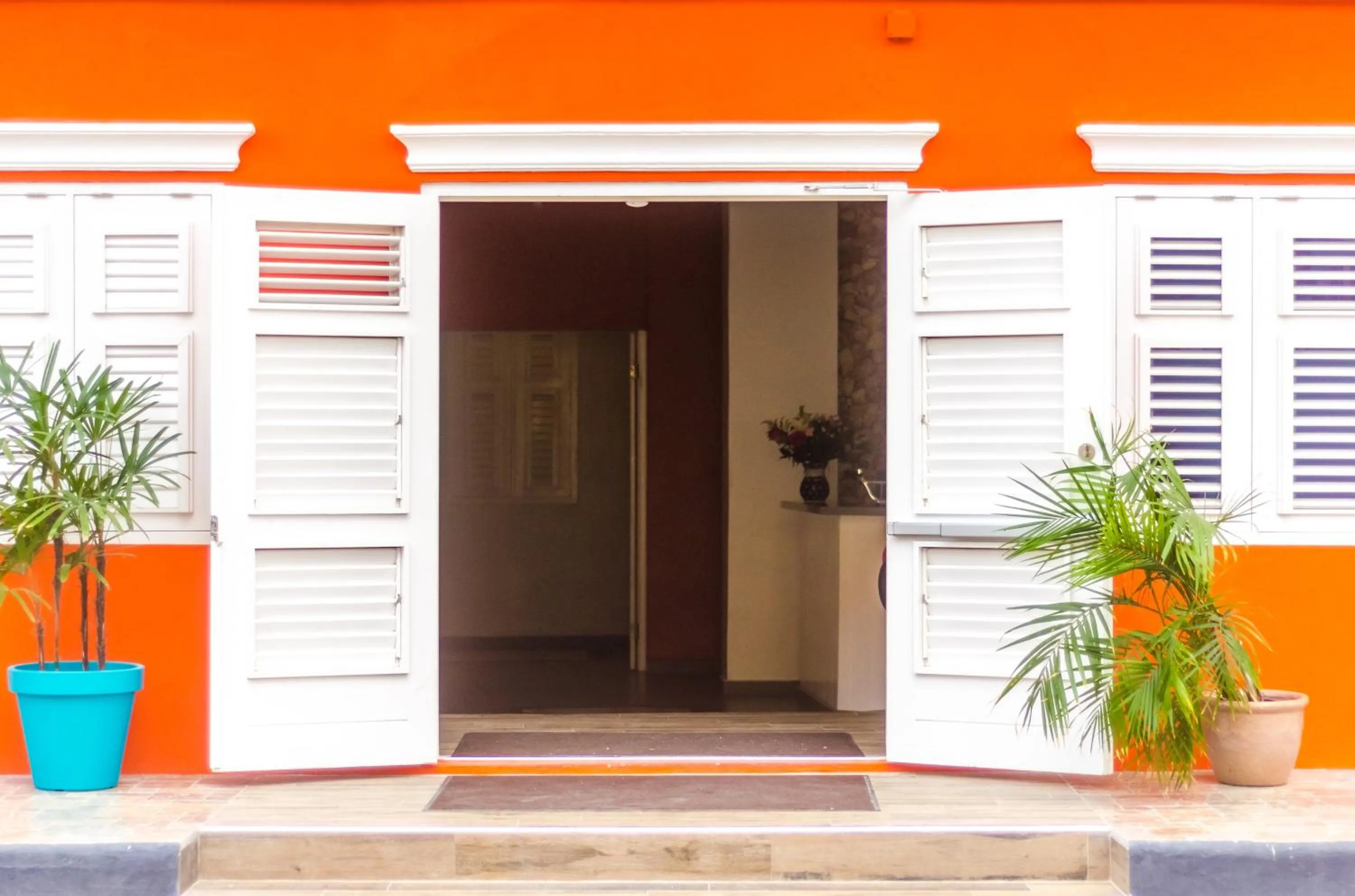 Facade/entrance in Bed & Bike Curacao - Pietermaai