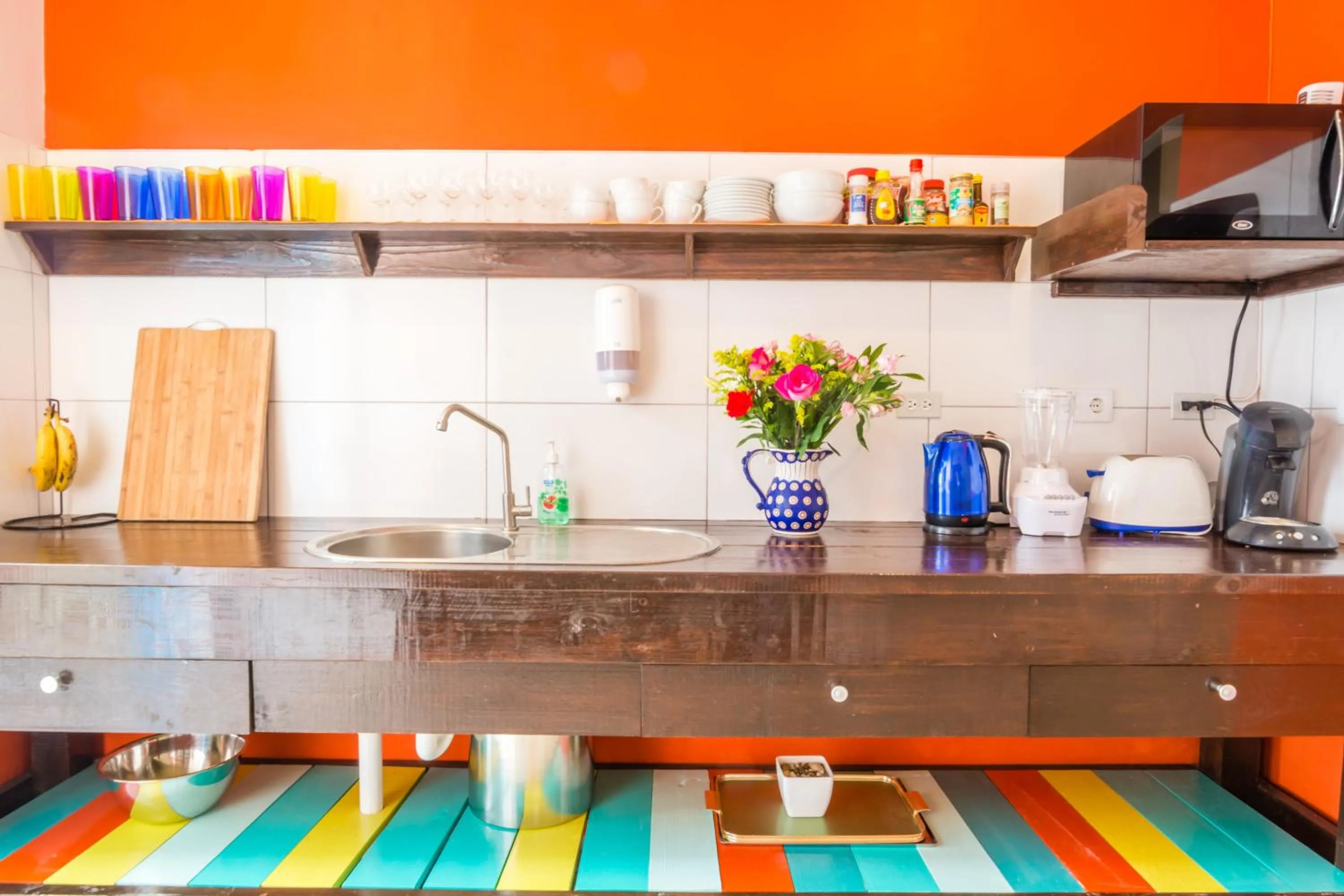 Communal kitchen in Bed & Bike Curacao - Pietermaai