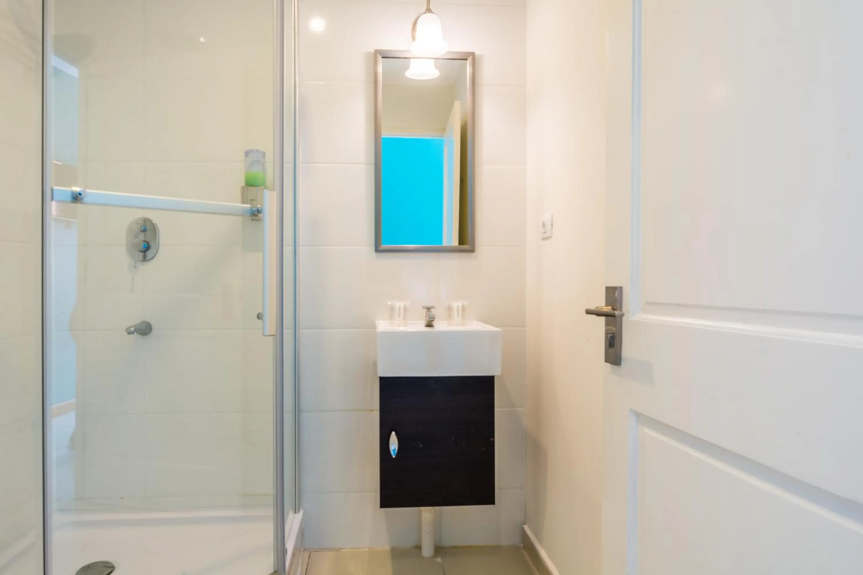 Bathroom in Bed & Bike Curacao - Pietermaai