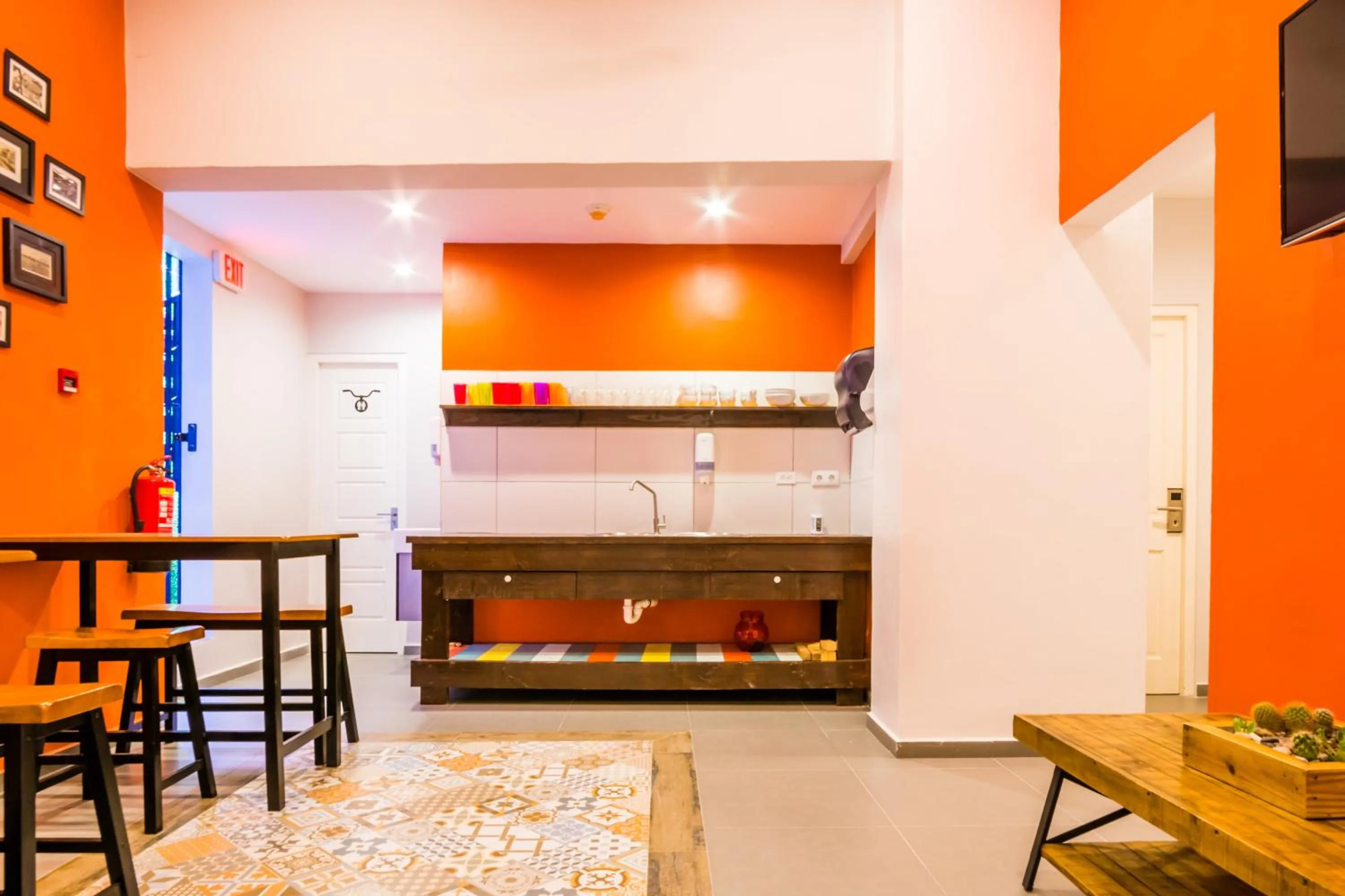 Communal kitchen in Bed & Bike Curacao - Pietermaai