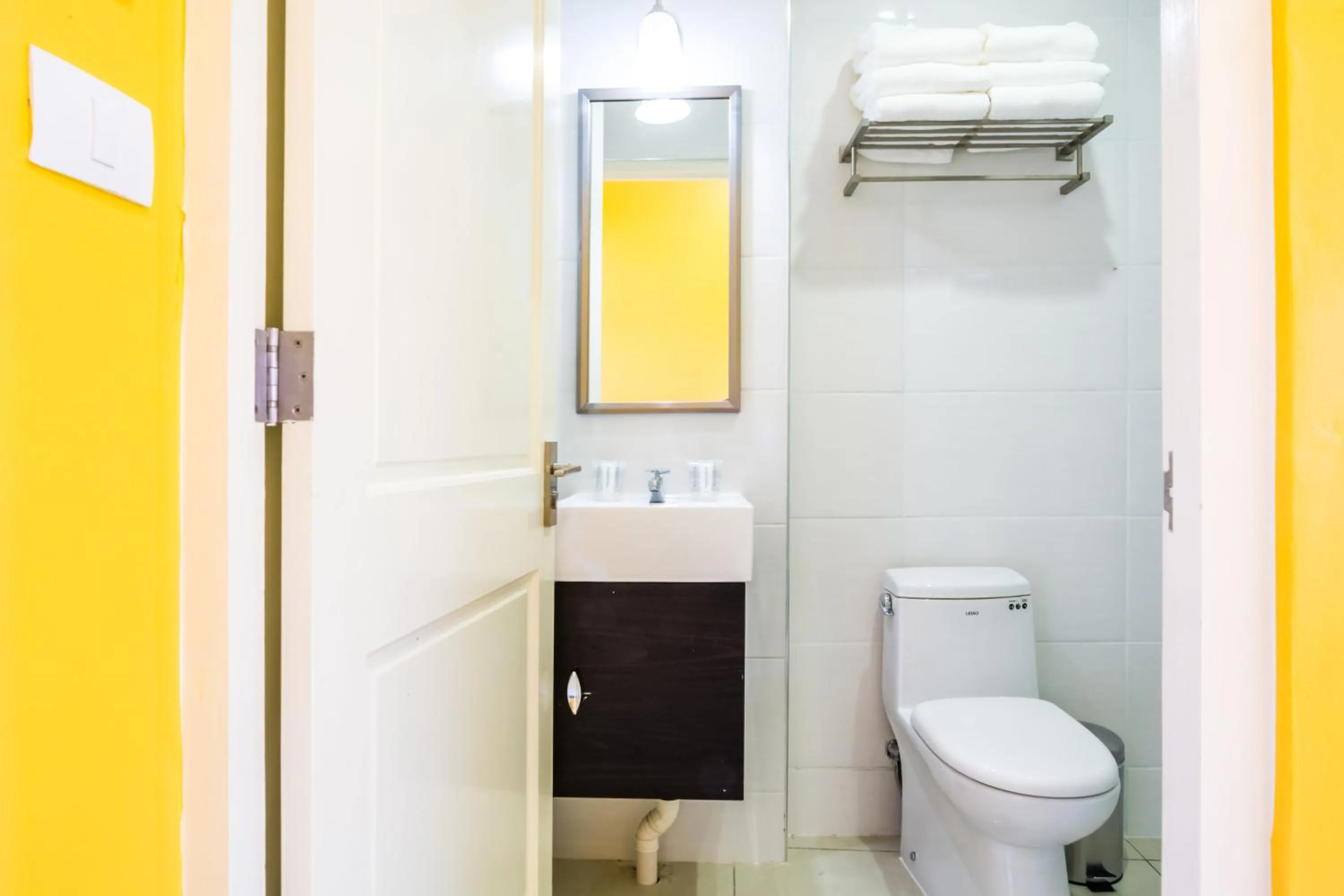 Bathroom in Bed & Bike Curacao - Pietermaai