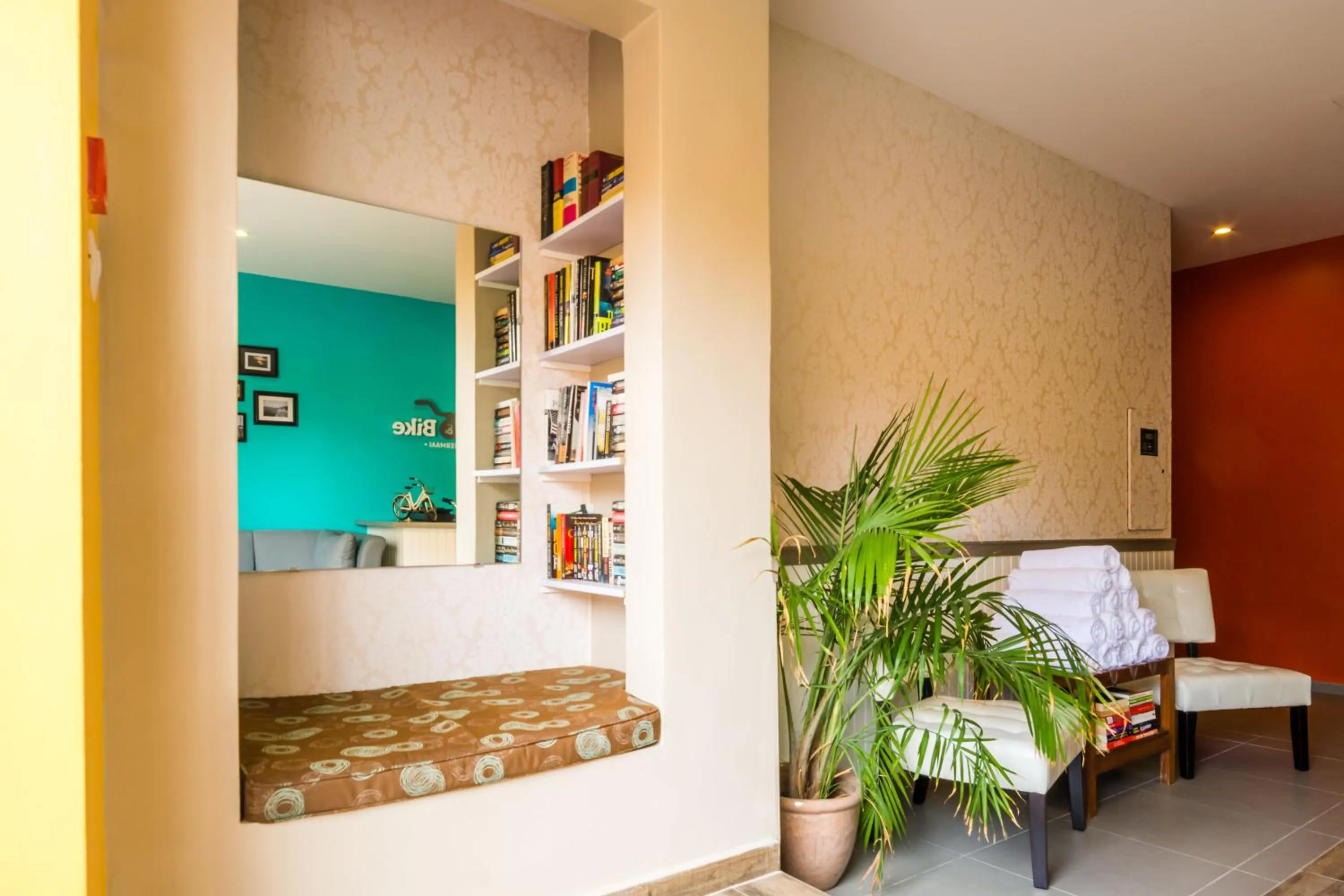 Lobby or reception, Bed in Bed & Bike Curacao - Pietermaai