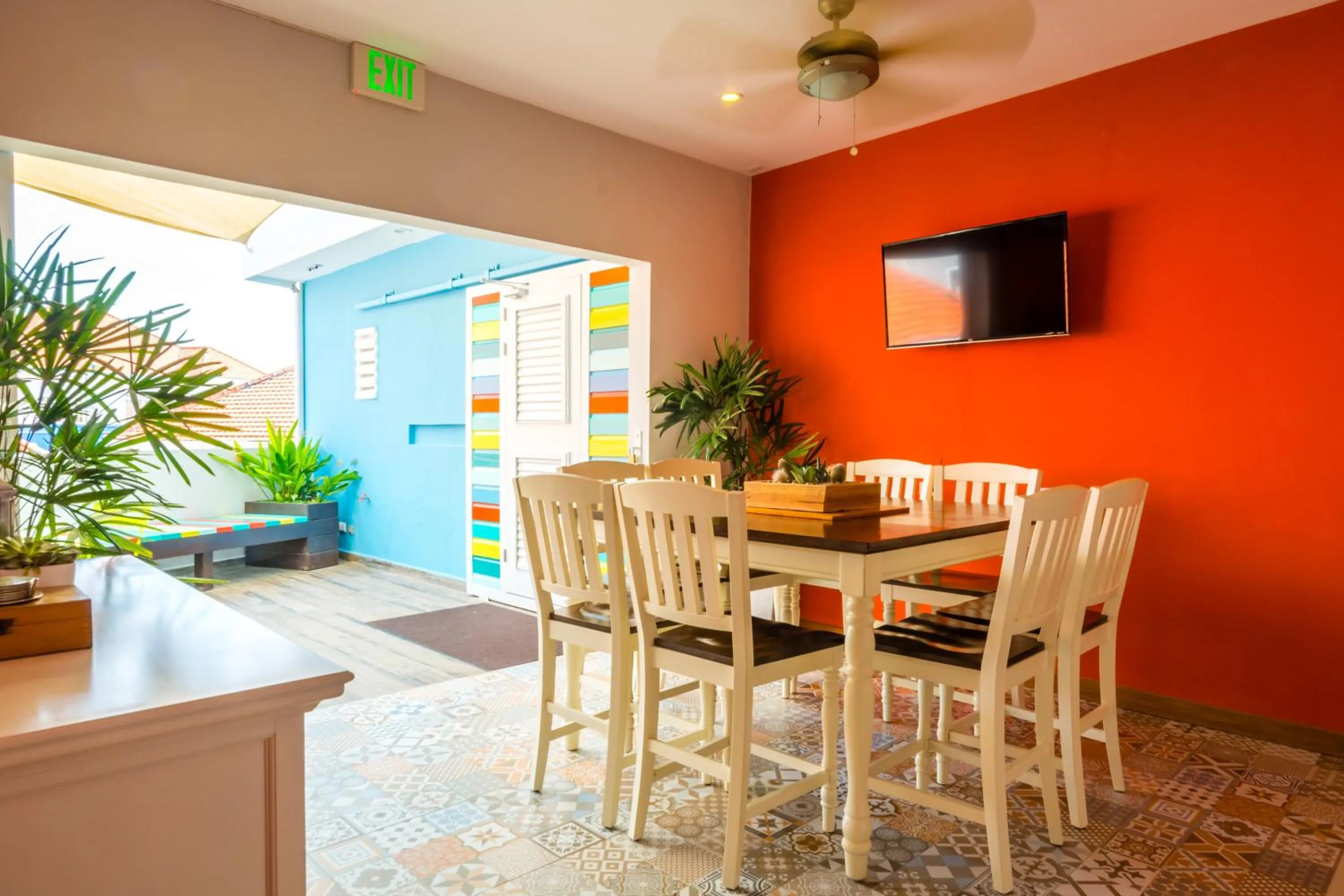 Communal lounge/ TV room in Bed & Bike Curacao - Pietermaai