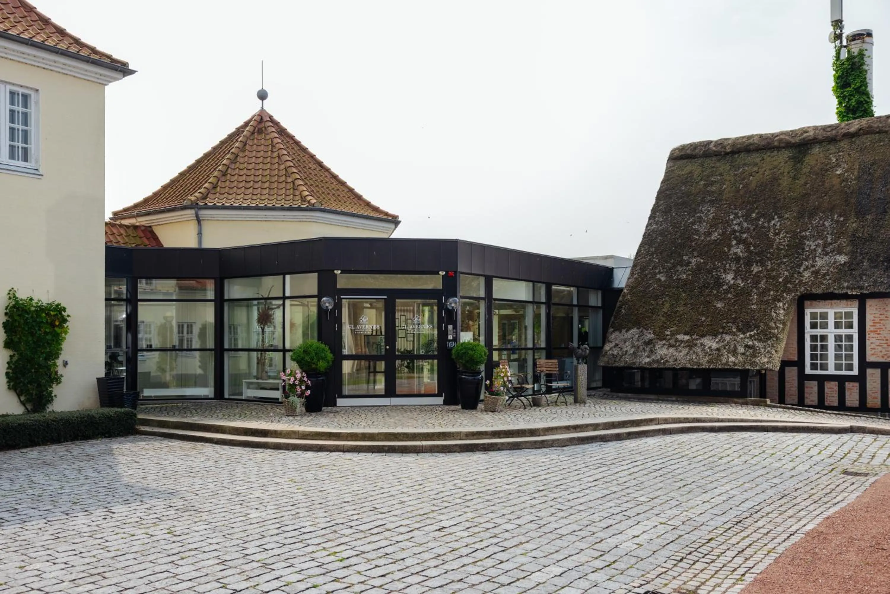 Facade/entrance in Gl. Avernæs Sinatur Hotel & Konference