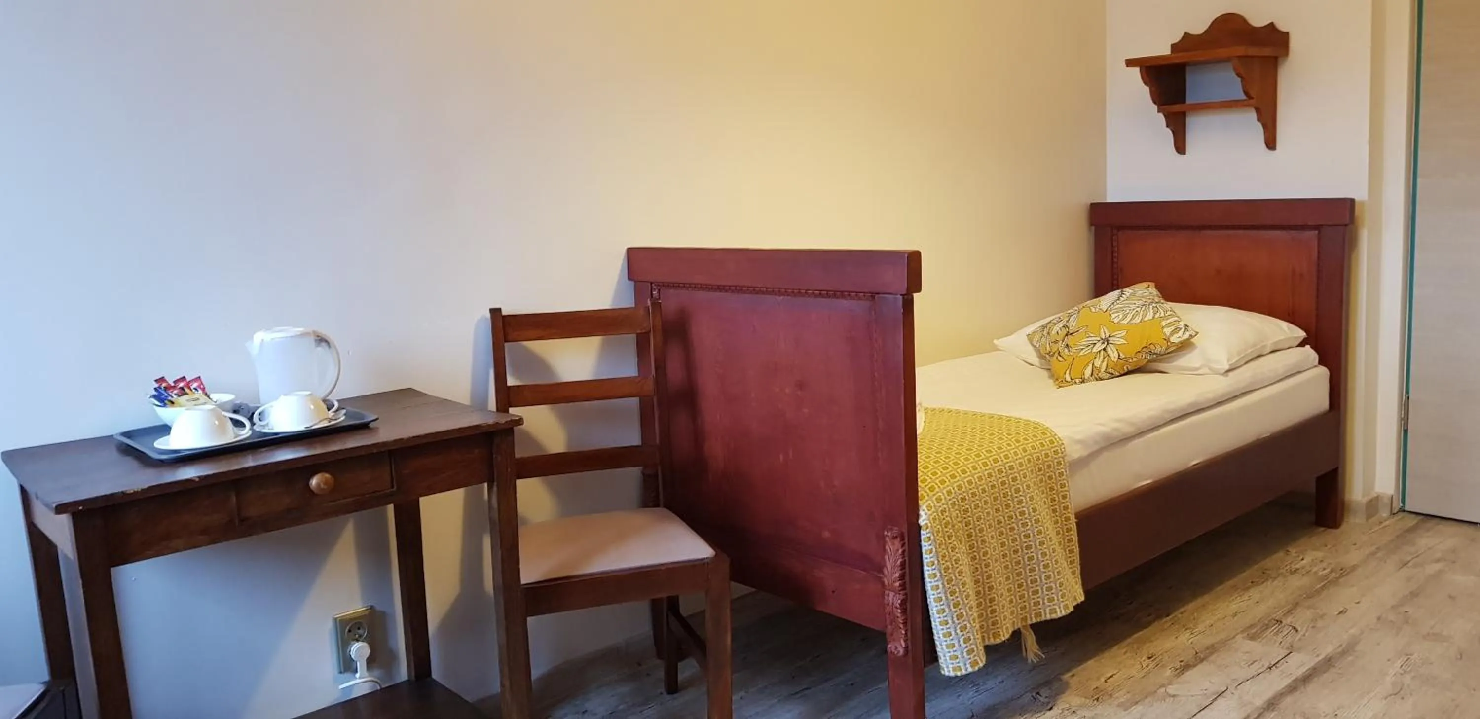 hair dresser, Bed in Oki Doki OLD TOWN