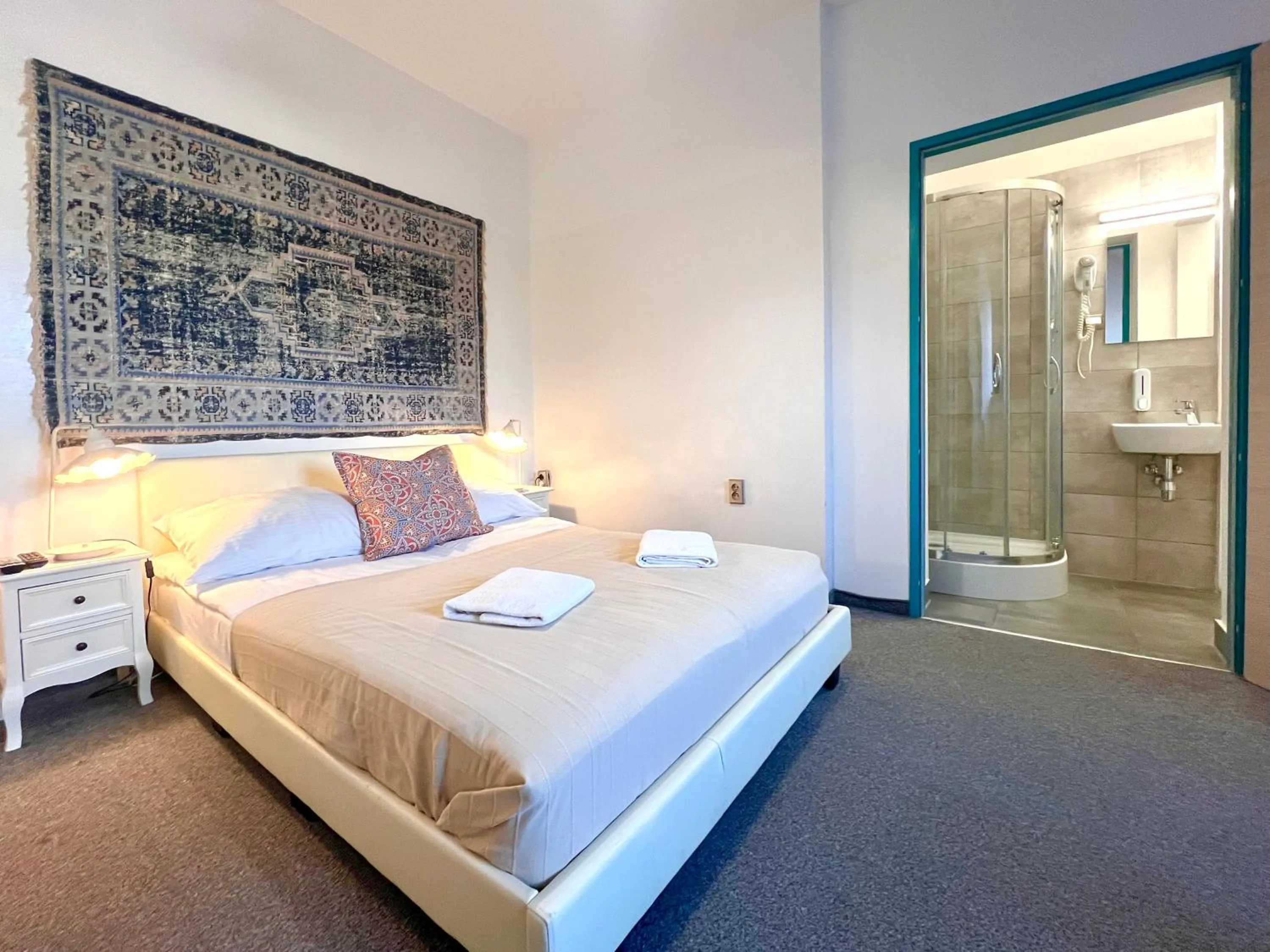 Shower, Bed in Oki Doki OLD TOWN