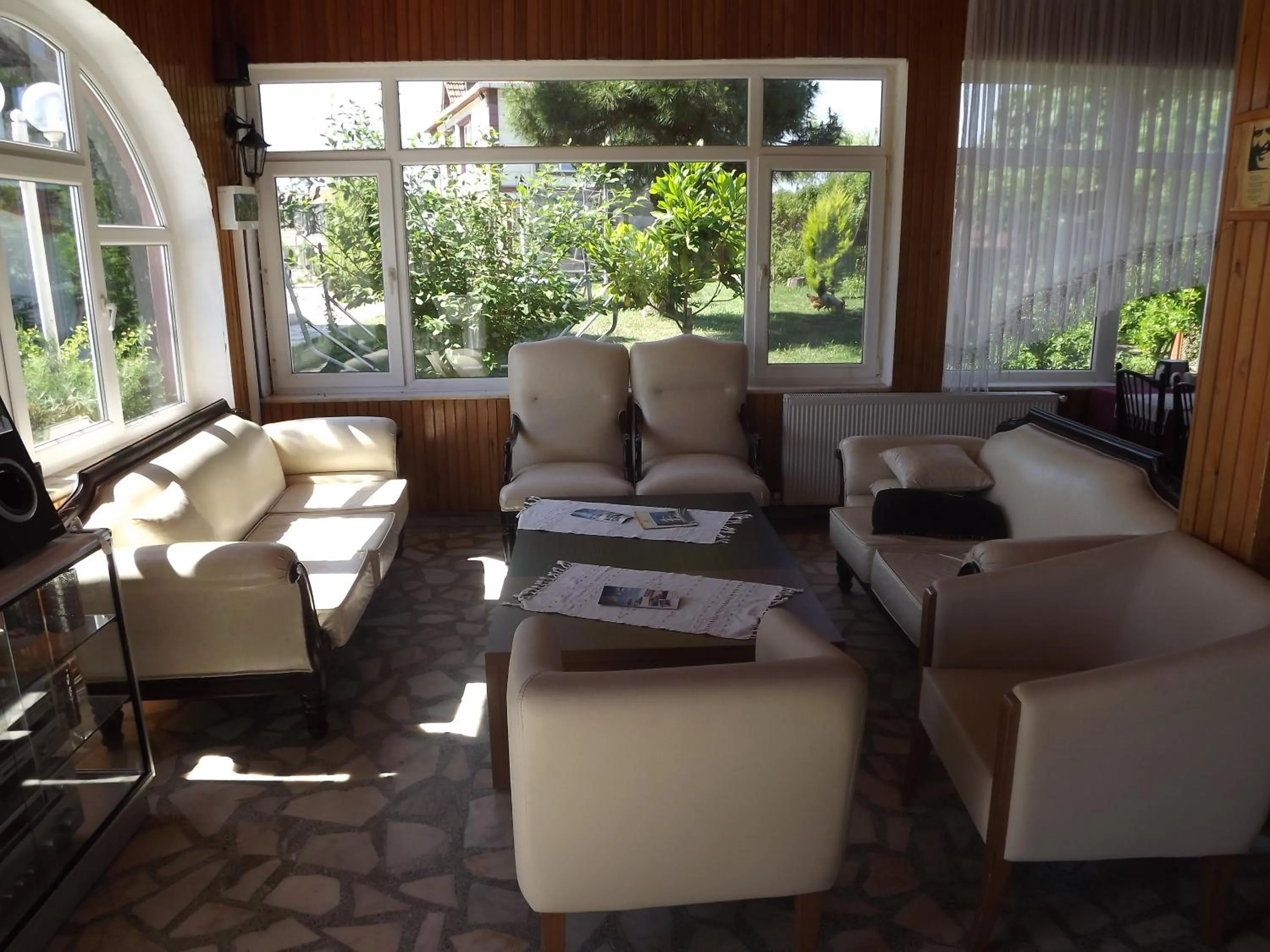 Restaurant/places to eat in Hamsilos Apart Hotel