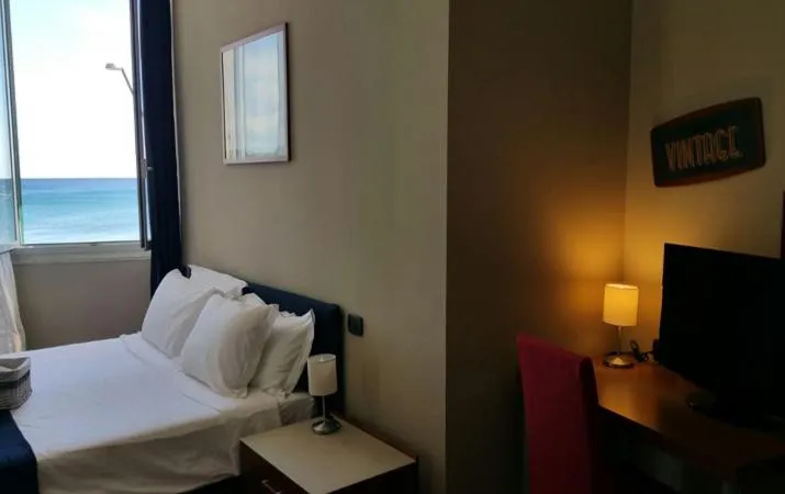 Restaurant/places to eat, Bed in Luna Rooms