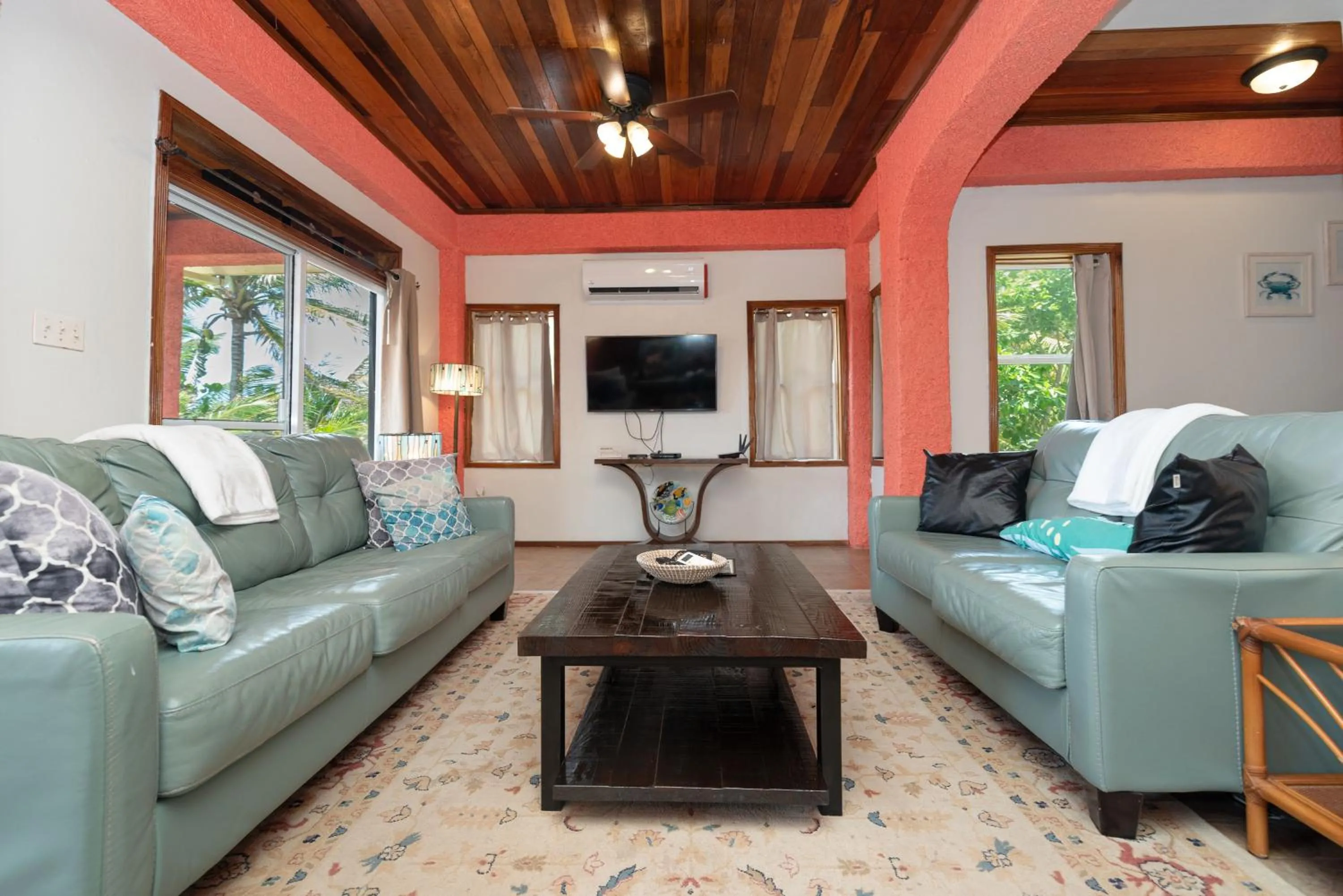Communal lounge/ TV room in Bella Vista Resort Belize