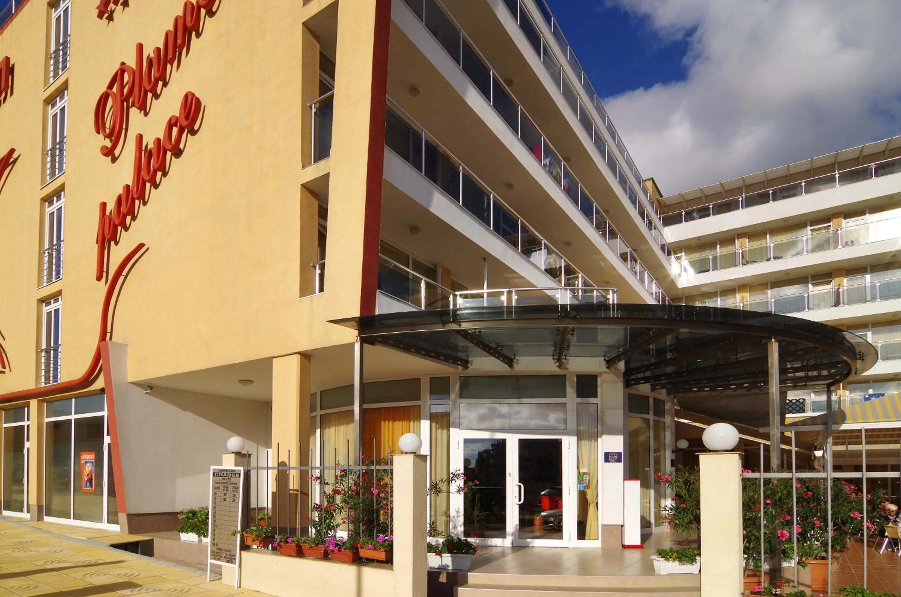 Facade/entrance in Hotel Plamena Palace