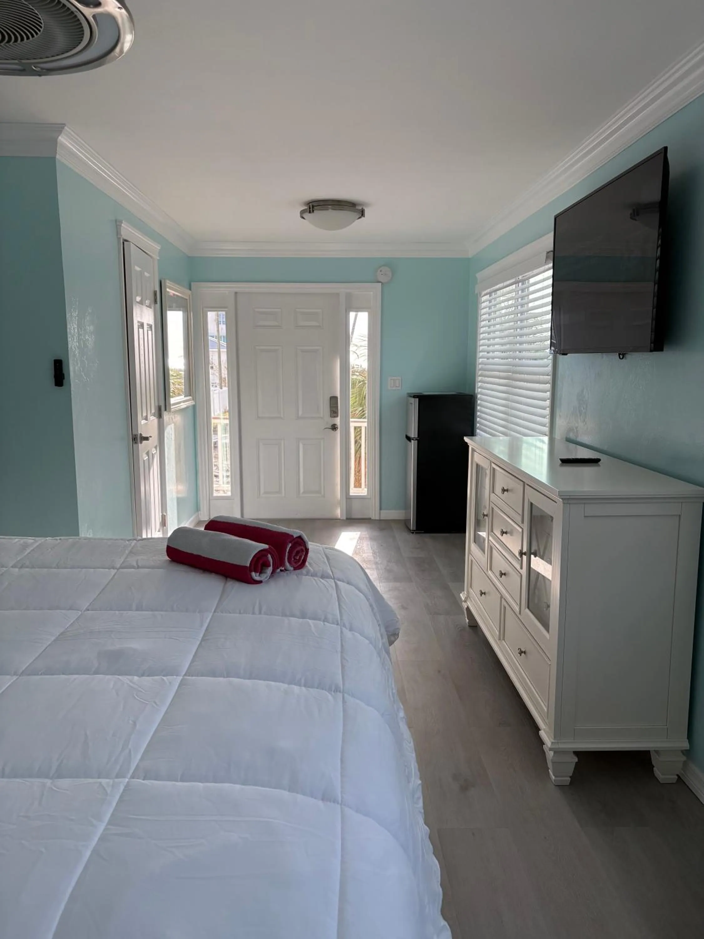 Bedroom, Bed in Flamingo Inn