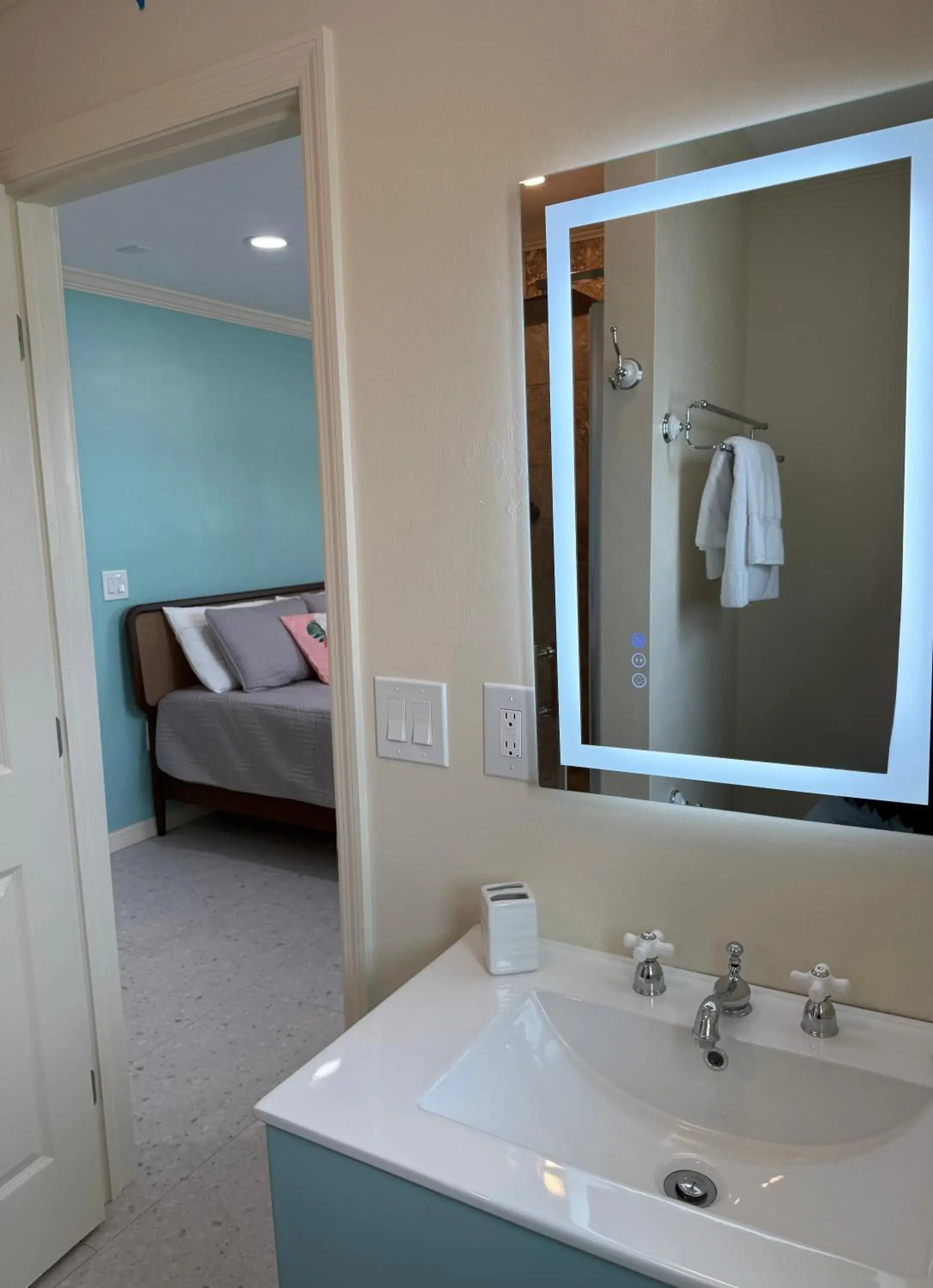 Superior Double Room in Flamingo Inn Superior Double Room in Flamingo Inn