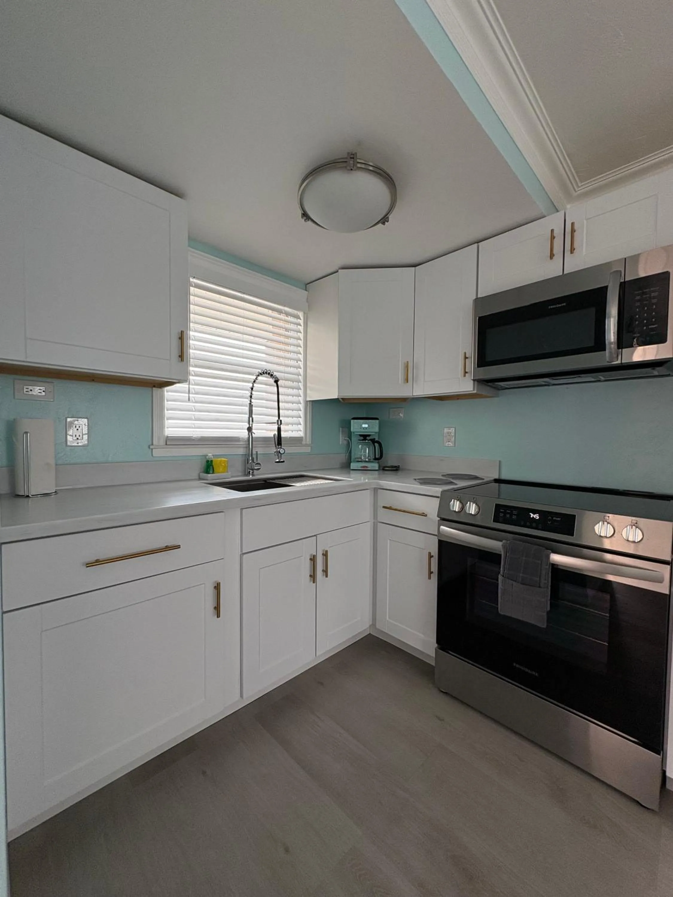 Kitchen or kitchenette in Flamingo Inn