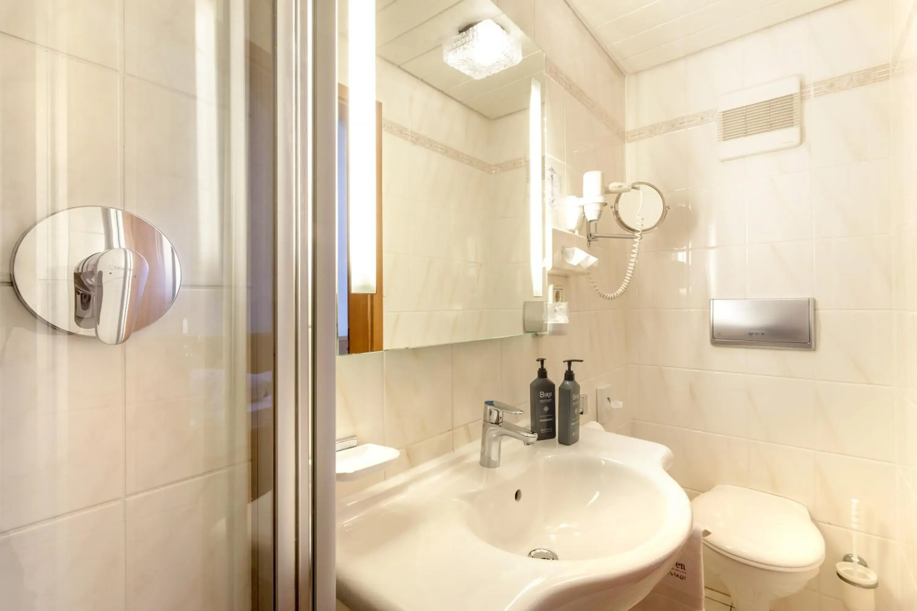 Small Single Room - single occupancy in Gasthof zum Löwen Small Single Room - single occupancy in Gasthof zum Löwen
