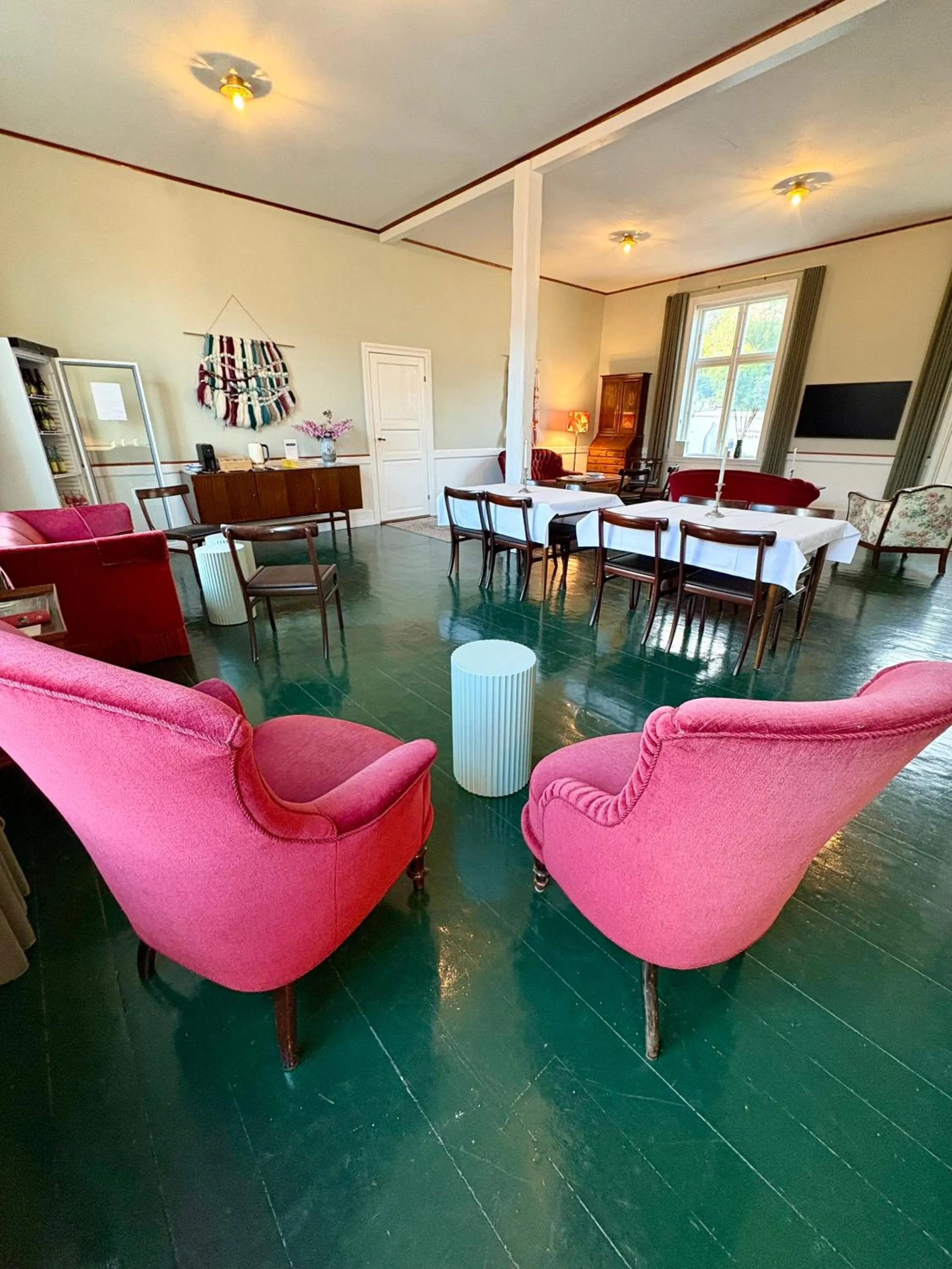 Communal lounge/ TV room in JANTZENs HOTEL