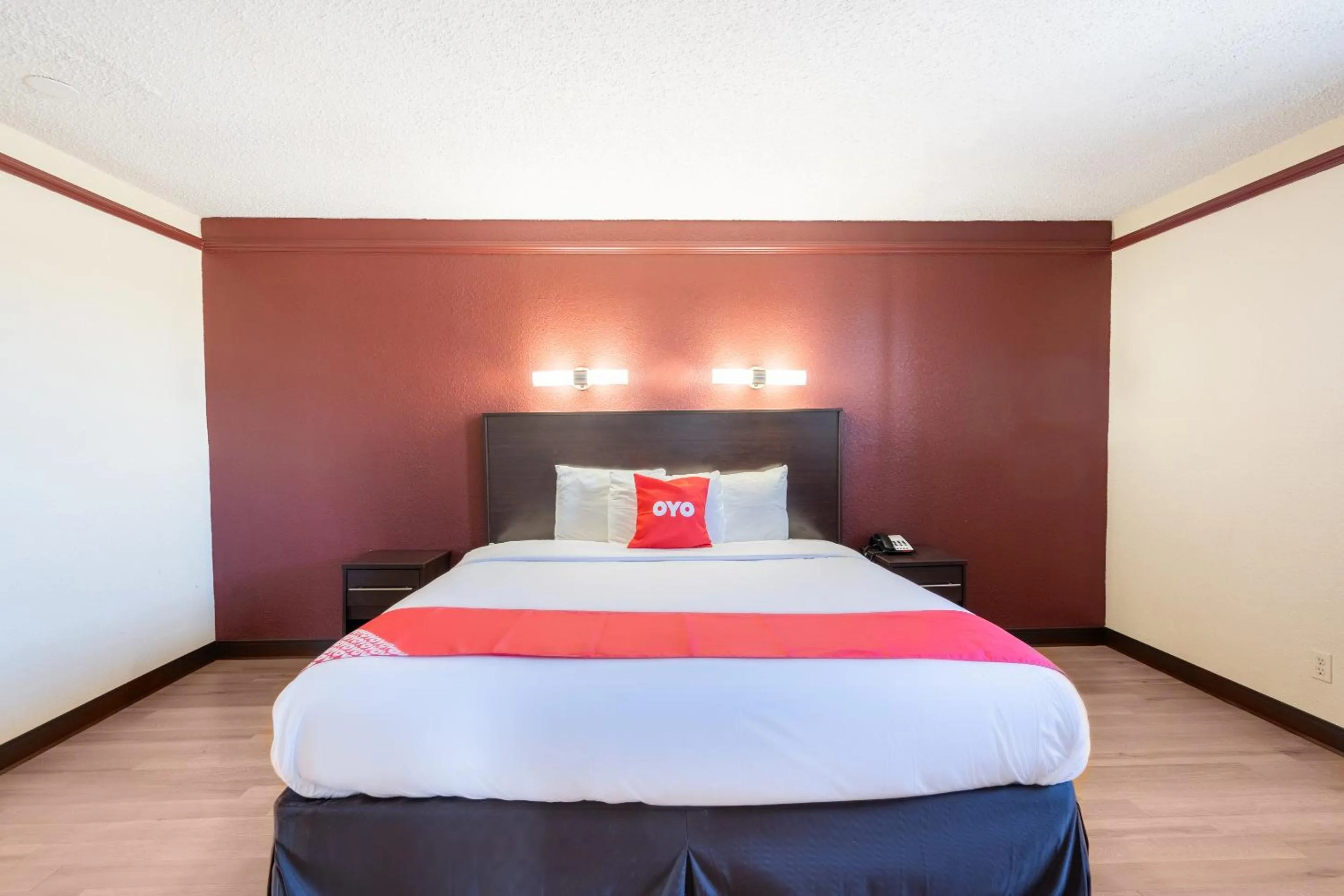 Bedroom, Bed in OYO Hotel Tulsa N Sheridan Rd & Airport