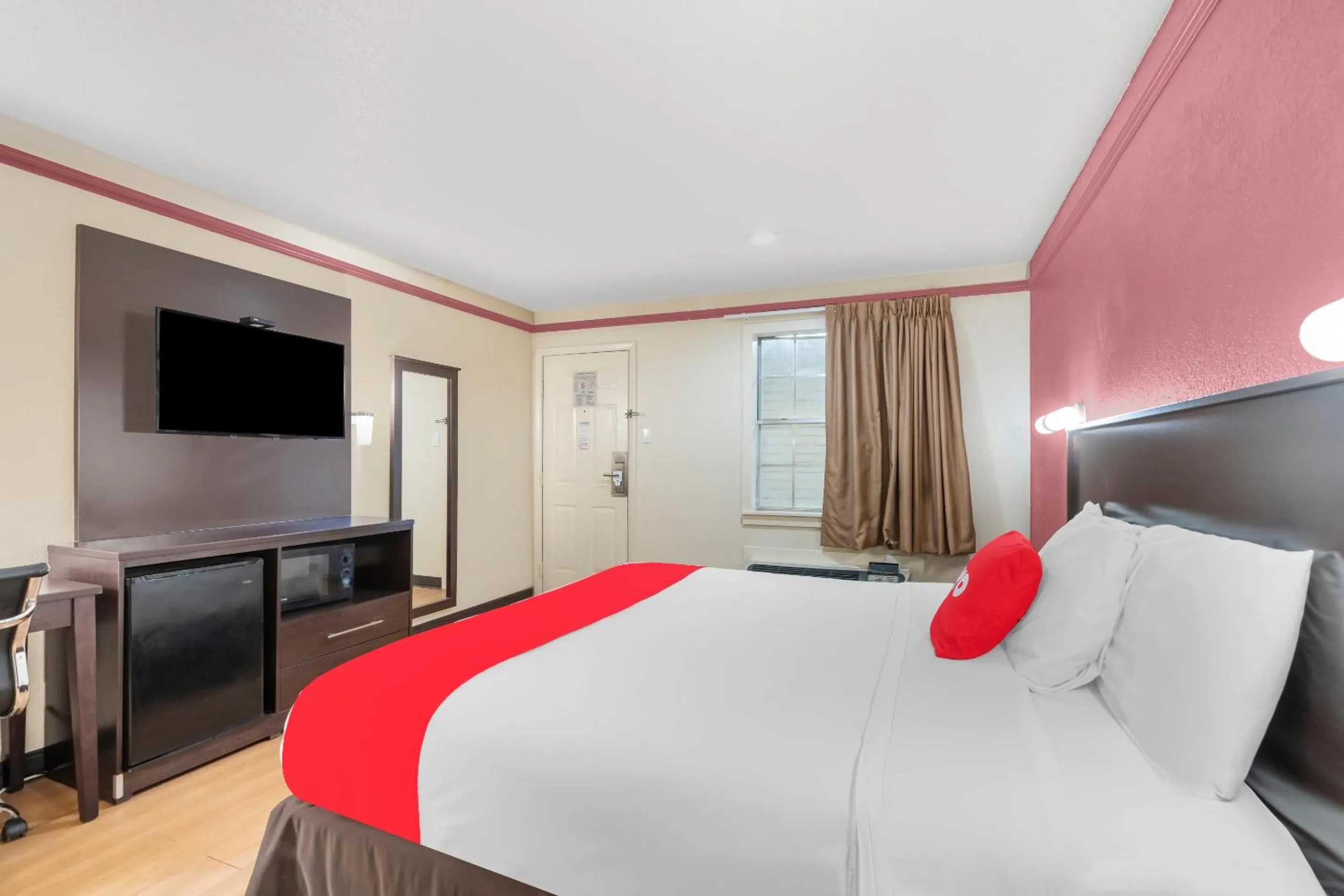 Bedroom, Bed in OYO Hotel Tulsa N Sheridan Rd & Airport