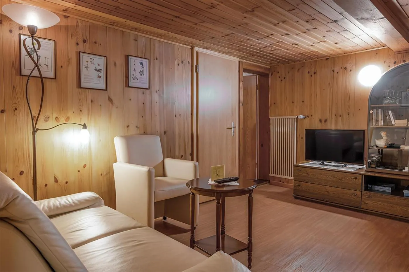 Communal lounge/ TV room in Hotel-Restaurant Drei Tannen