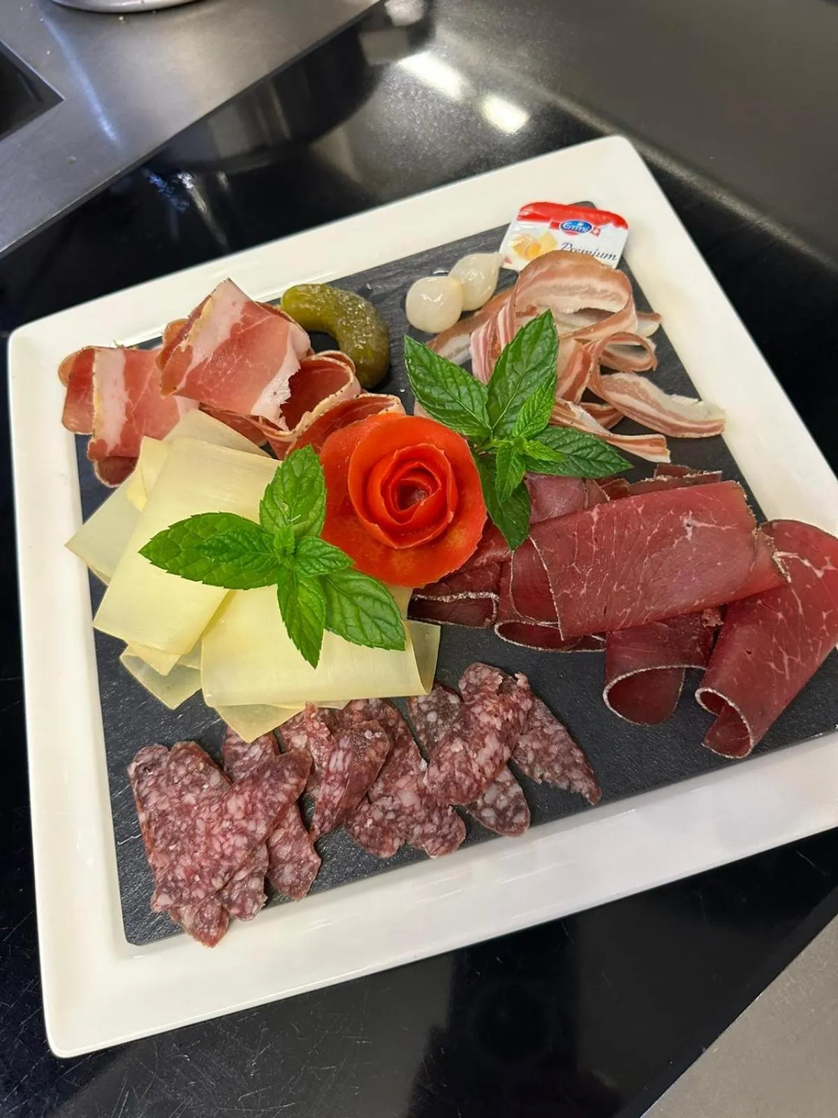 Restaurant/places to eat in Hotel Astoria