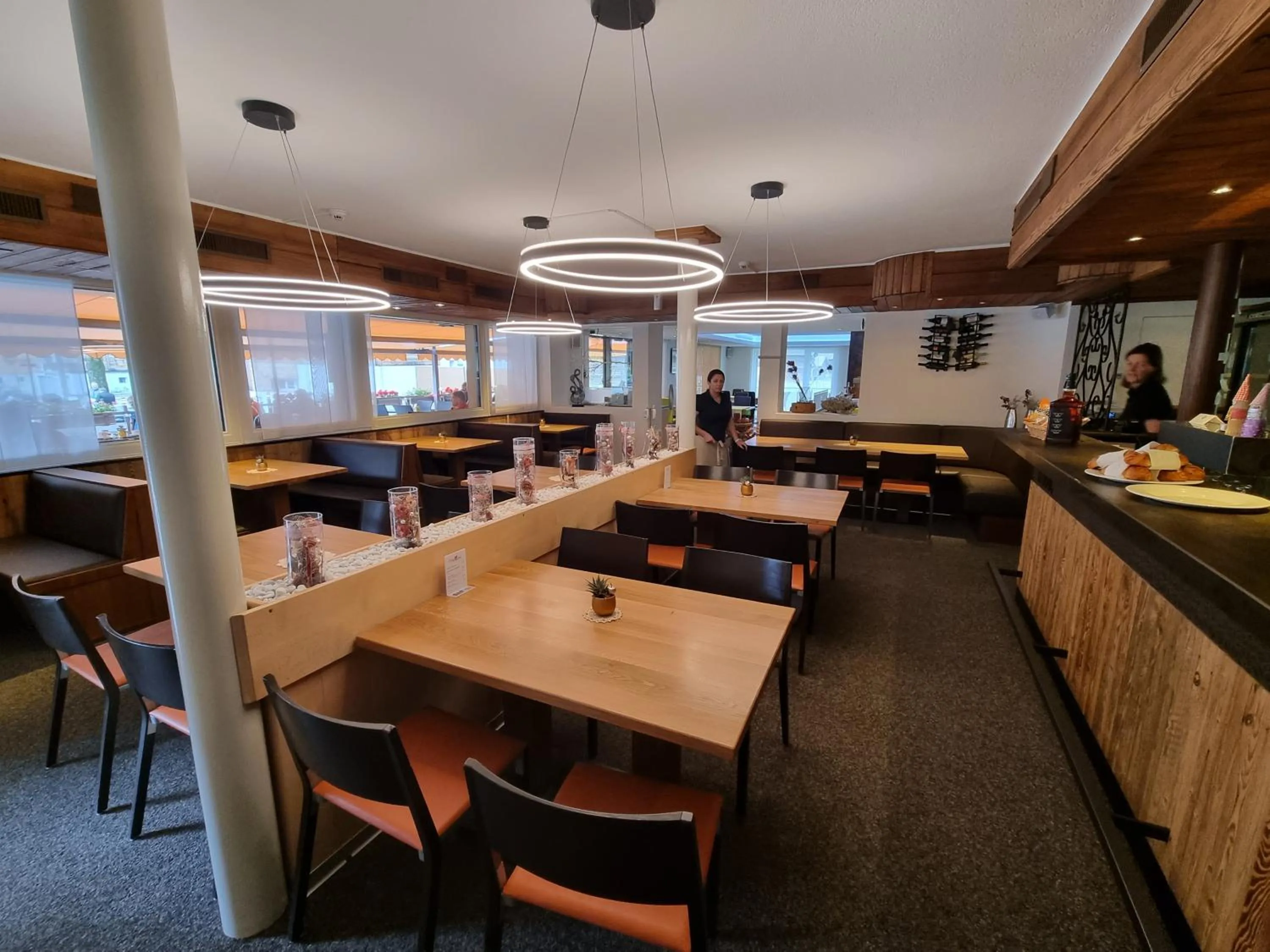 Restaurant/places to eat in Hotel Astoria