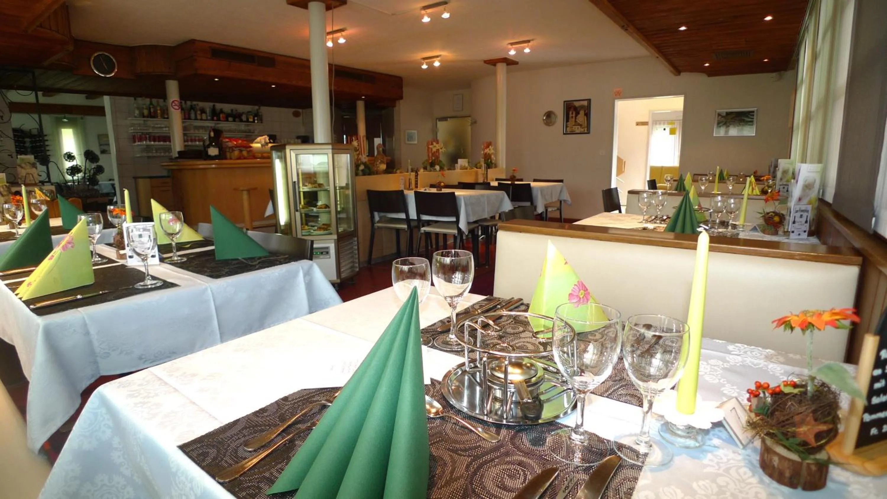 Restaurant/places to eat in Hotel Astoria