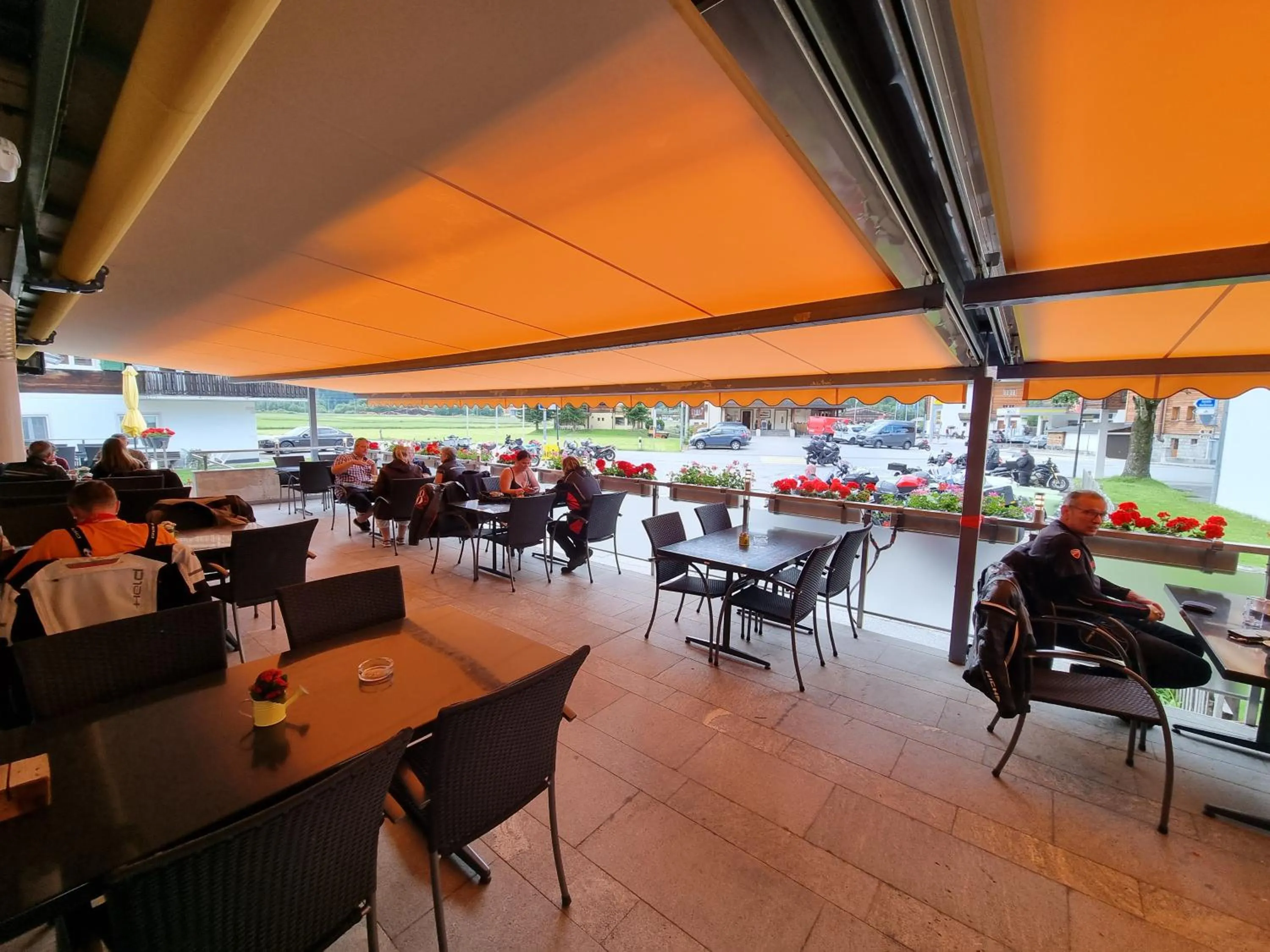 Restaurant/places to eat in Hotel Astoria