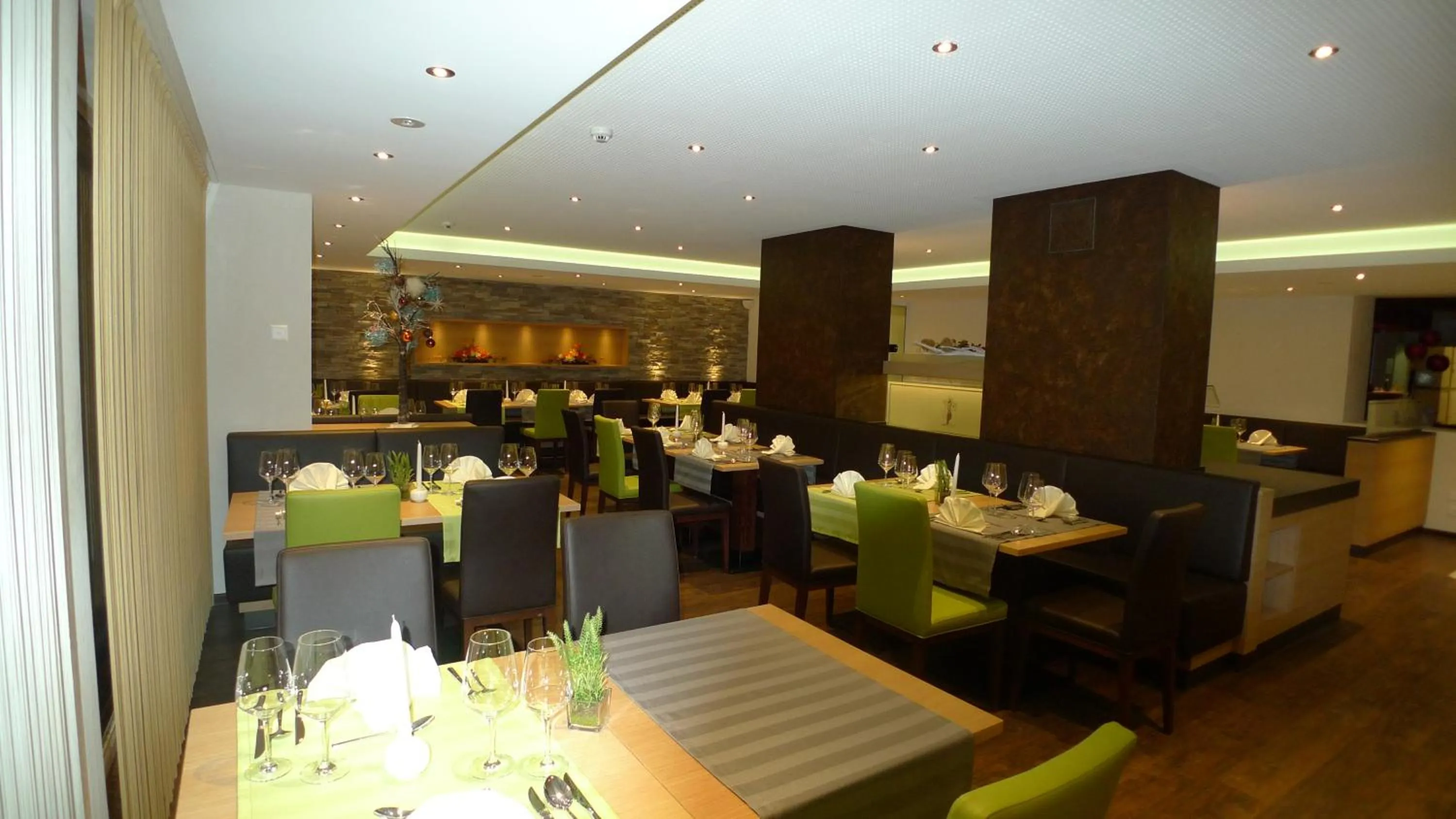 Restaurant/places to eat in Hotel Astoria