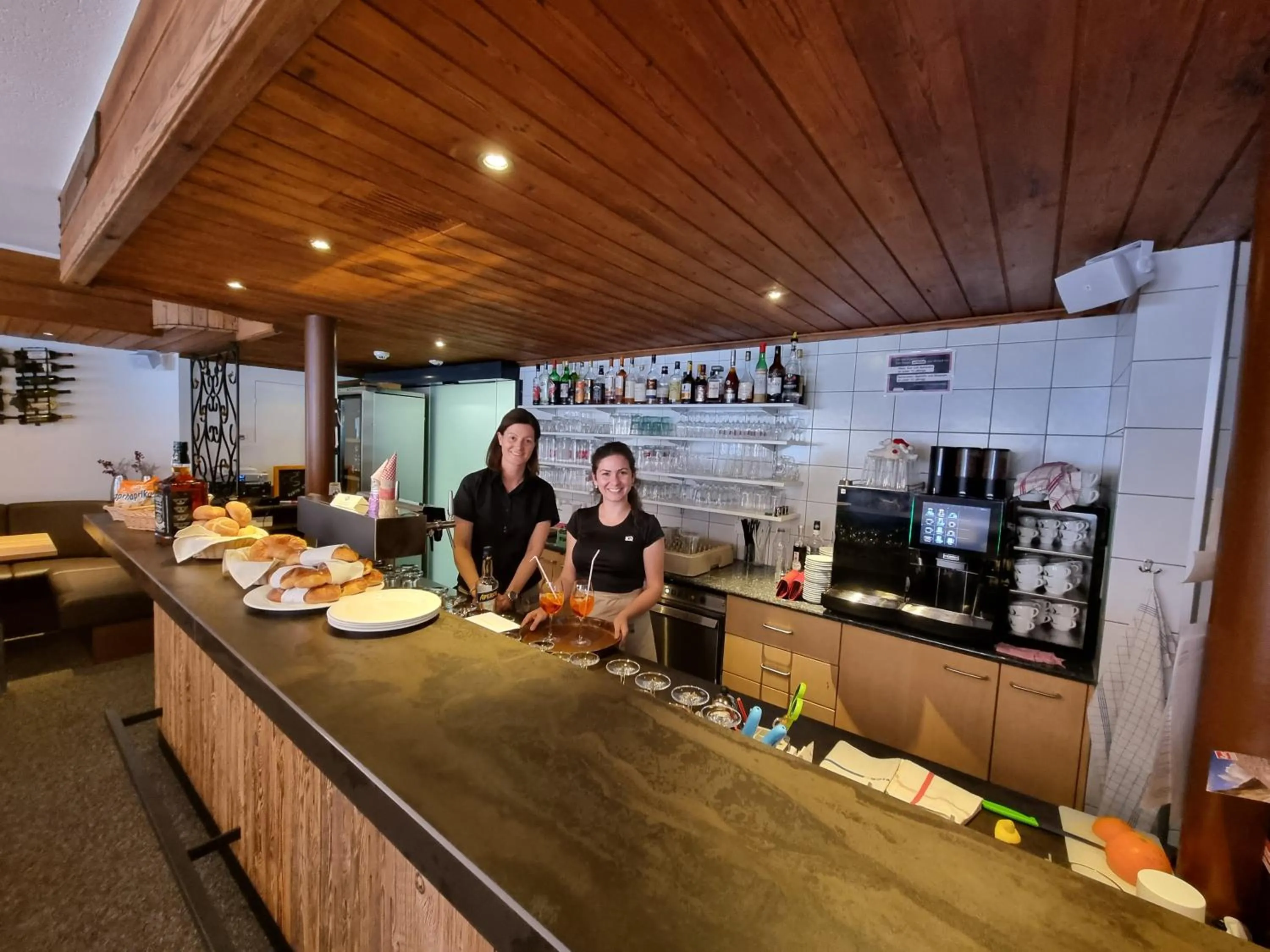 Restaurant/places to eat in Hotel Astoria