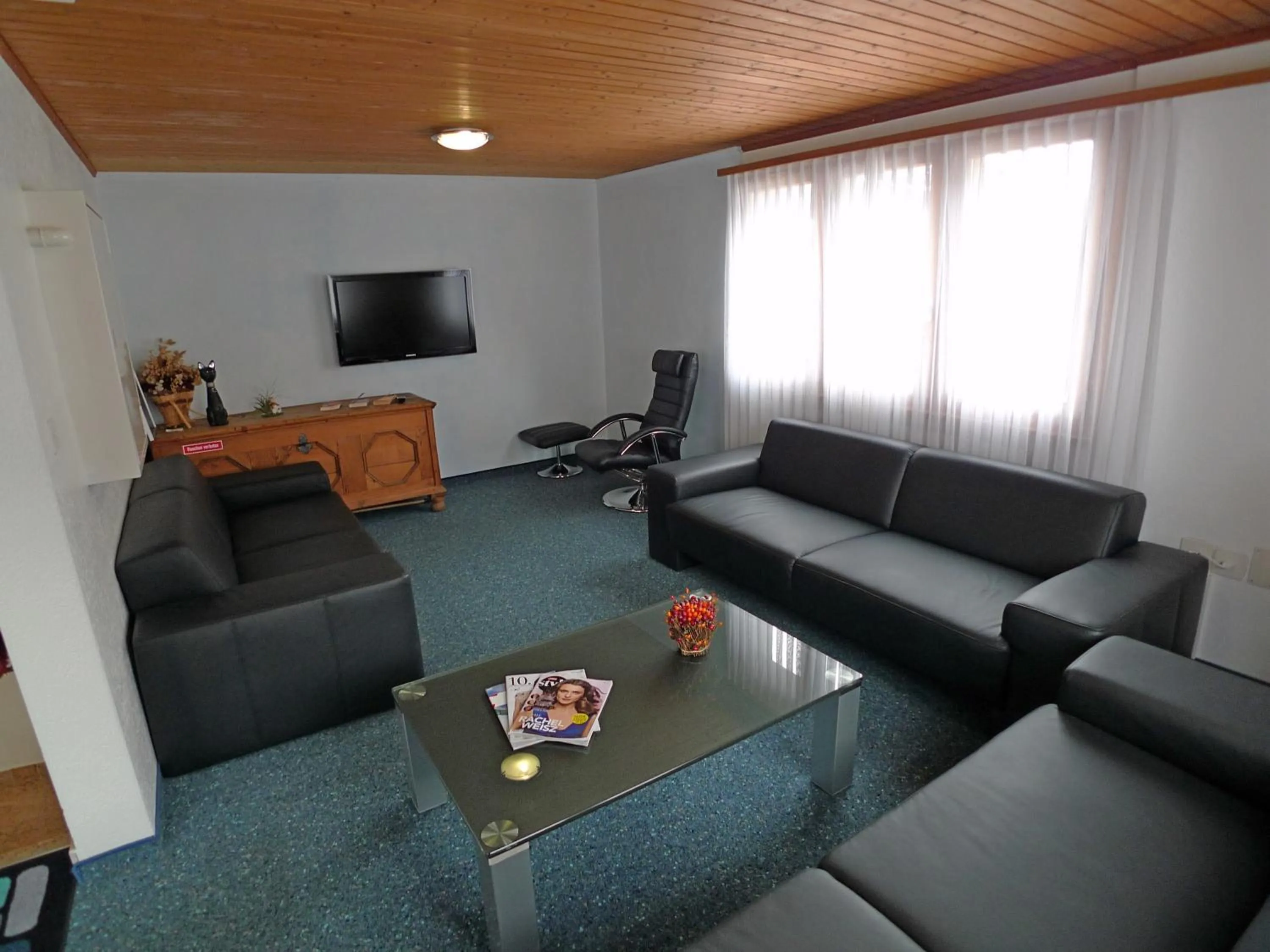 Communal lounge/ TV room in Hotel Astoria