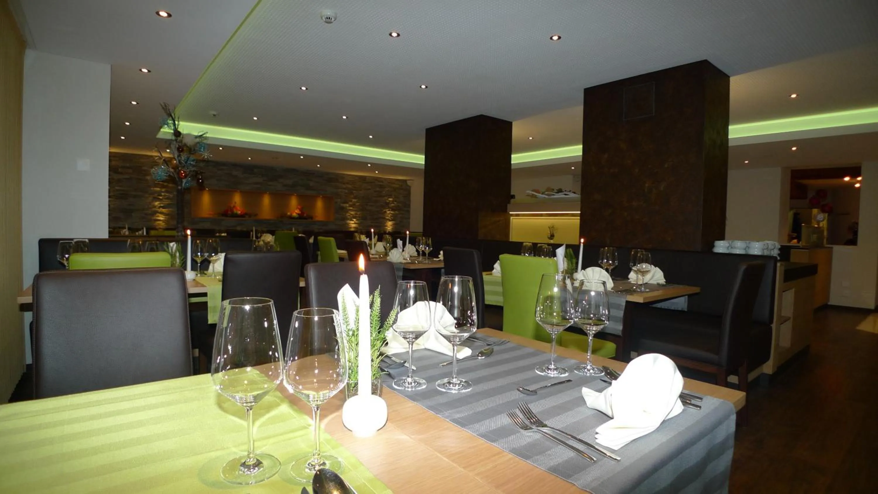 Restaurant/places to eat in Hotel Astoria