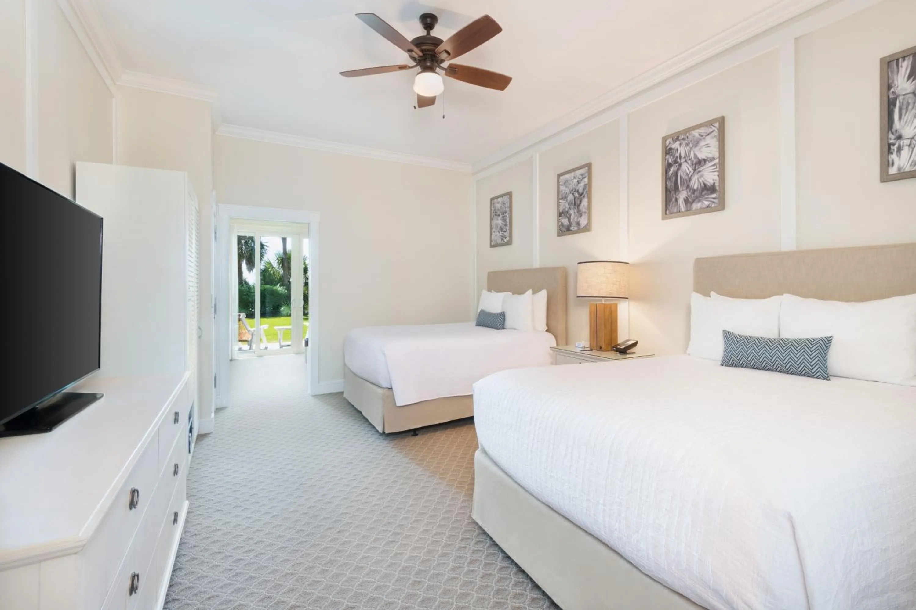 Bed in Jekyll Ocean Club Resort