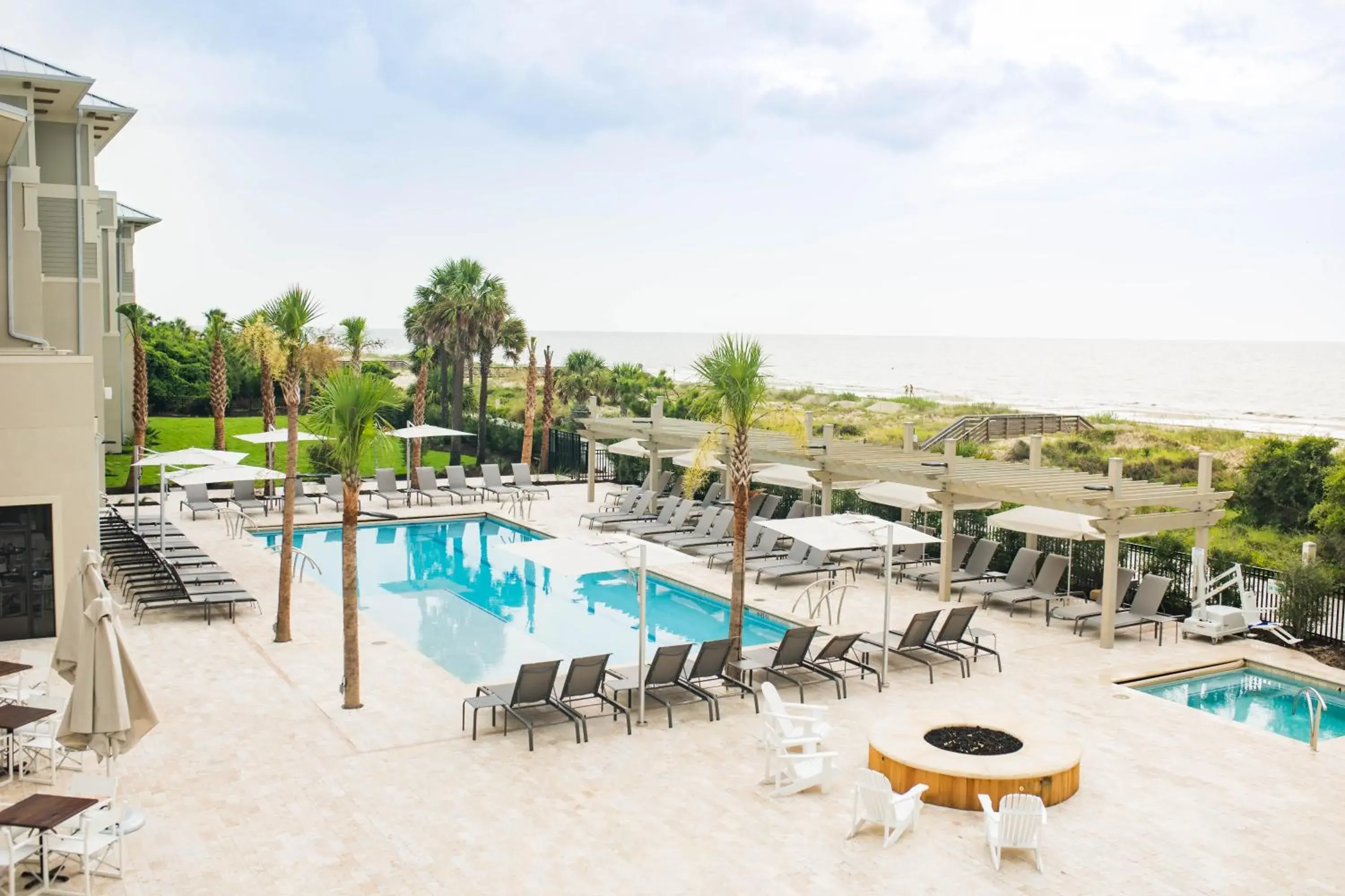 Swimming pool in Jekyll Ocean Club Resort Swimming pool in Jekyll Ocean Club Resort