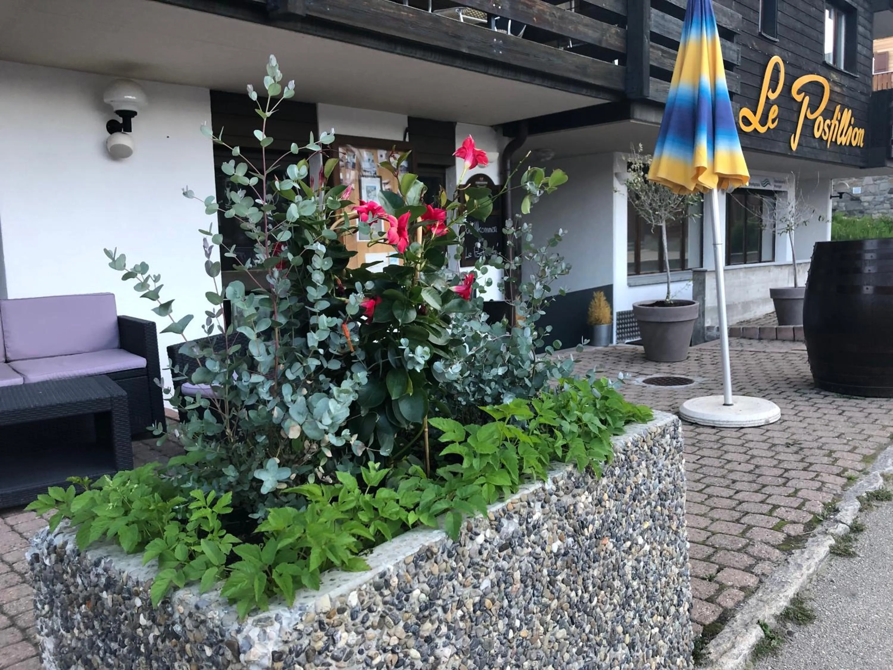 Facade/entrance in Hotel Le Postillion