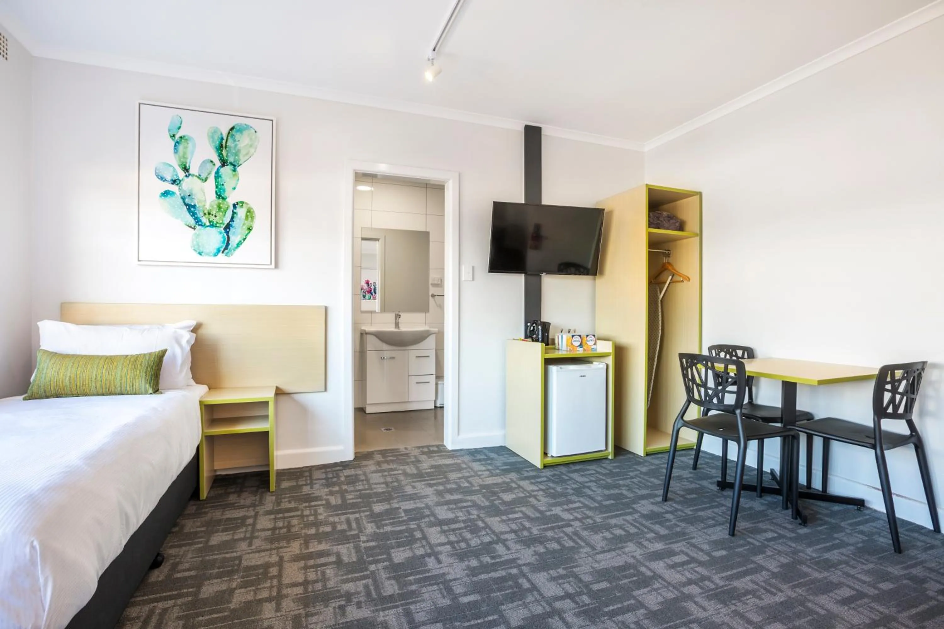 Photo of the whole room, Bed in Nightcap at Hume Hotel