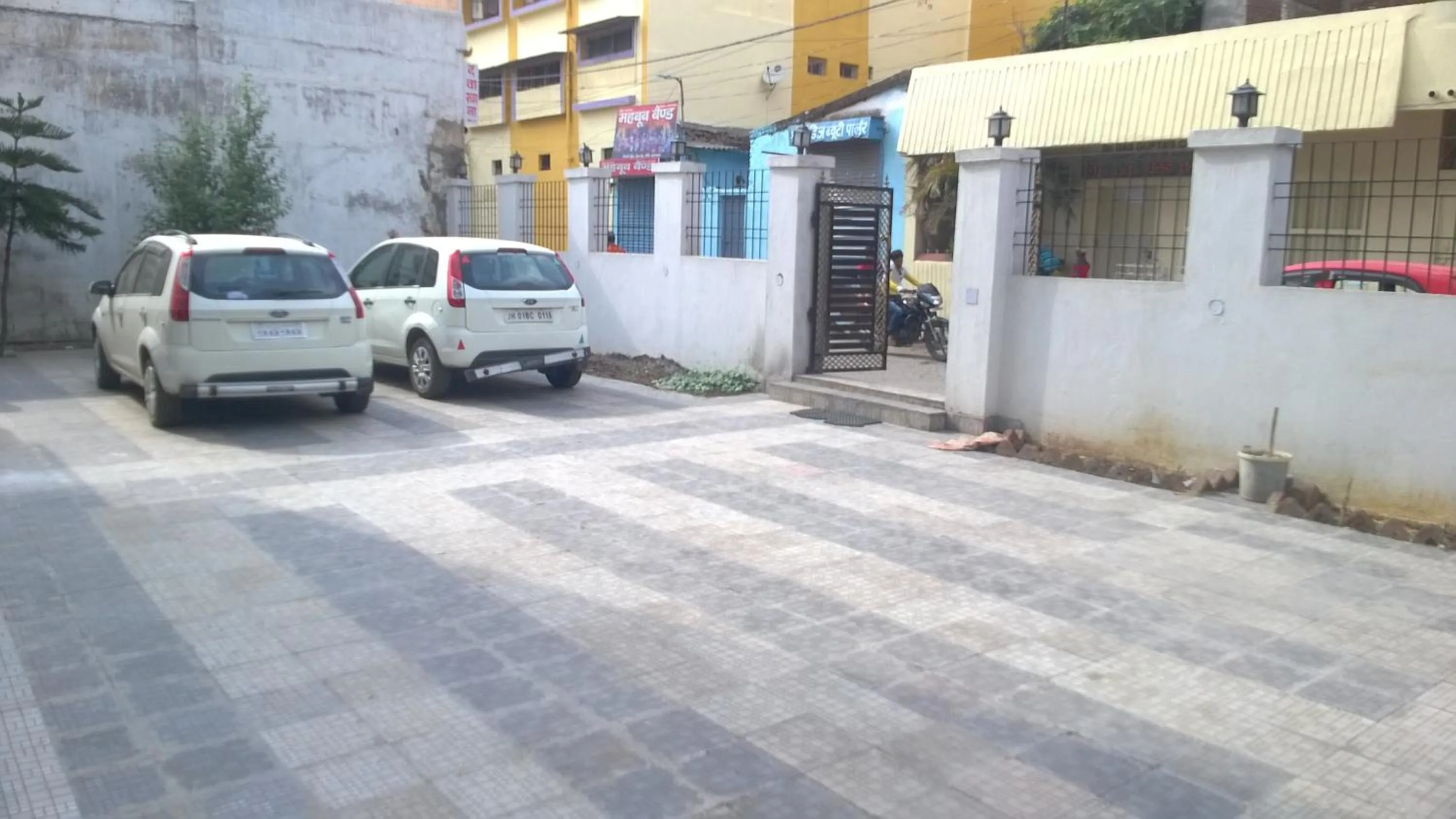 Parking in Hotel Arham Inn