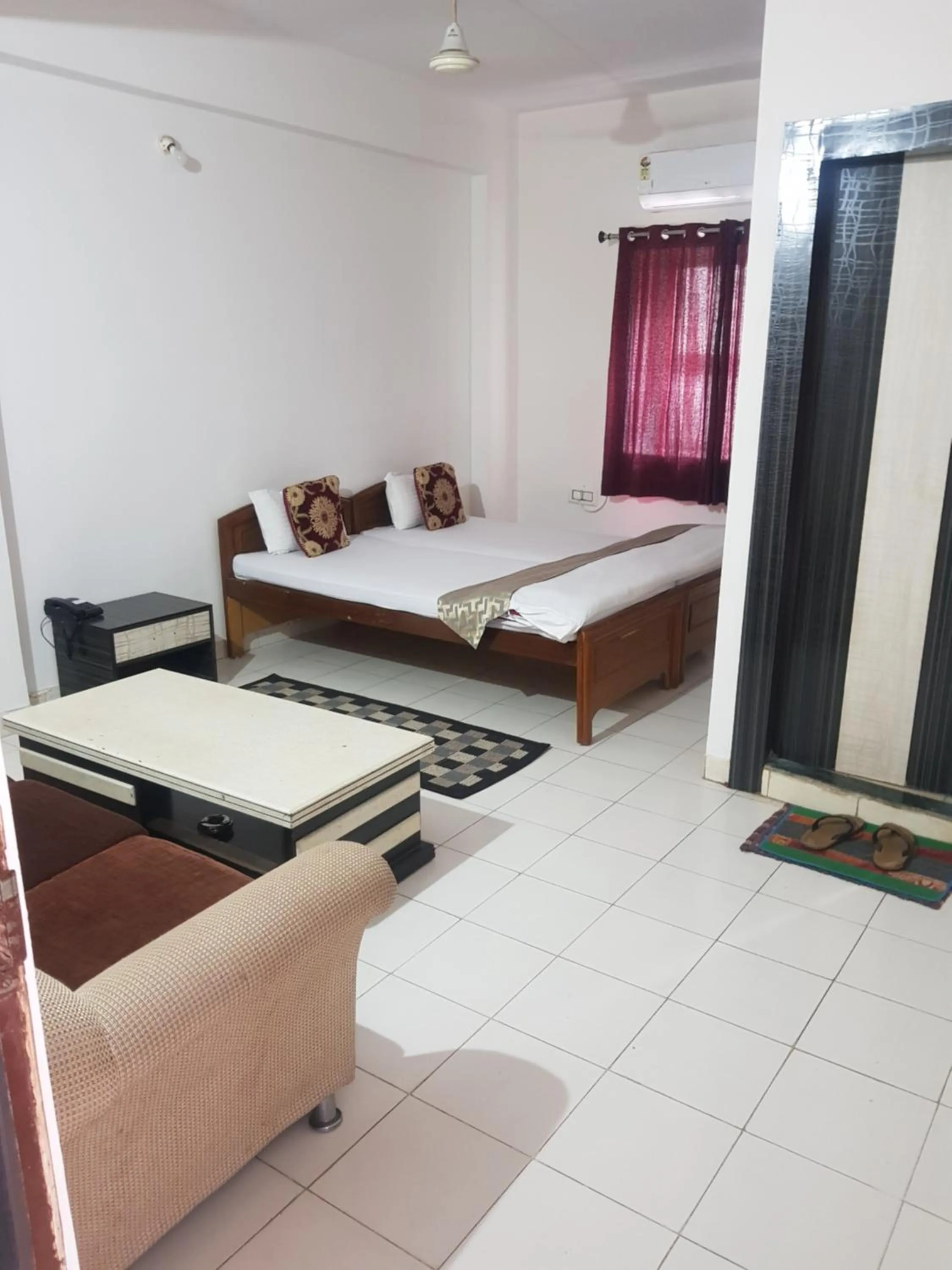 Photo of the whole room, Bed in Hotel Arham Inn