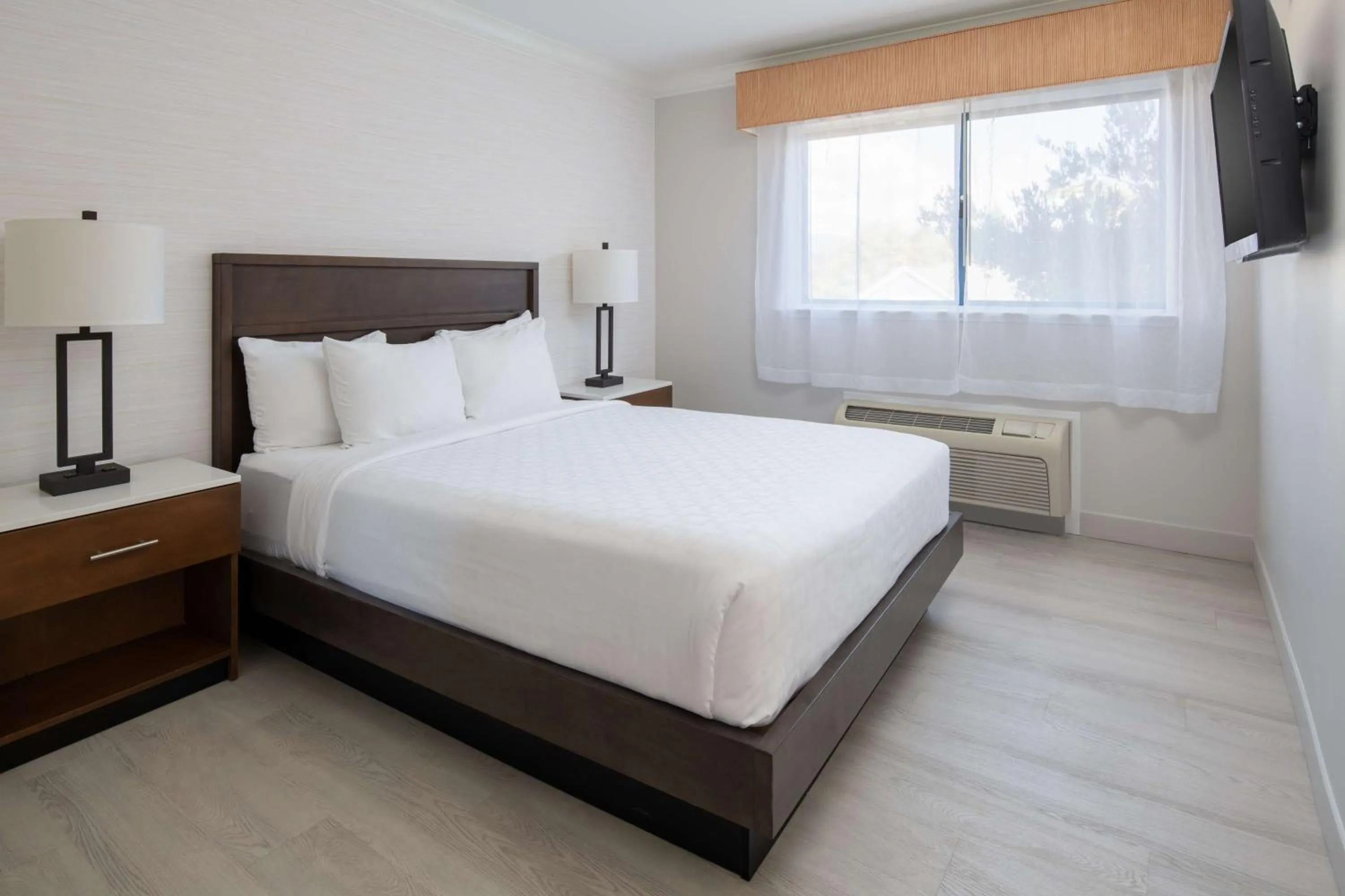 Bedroom, Bed in Best Western Plus All Suites Inn