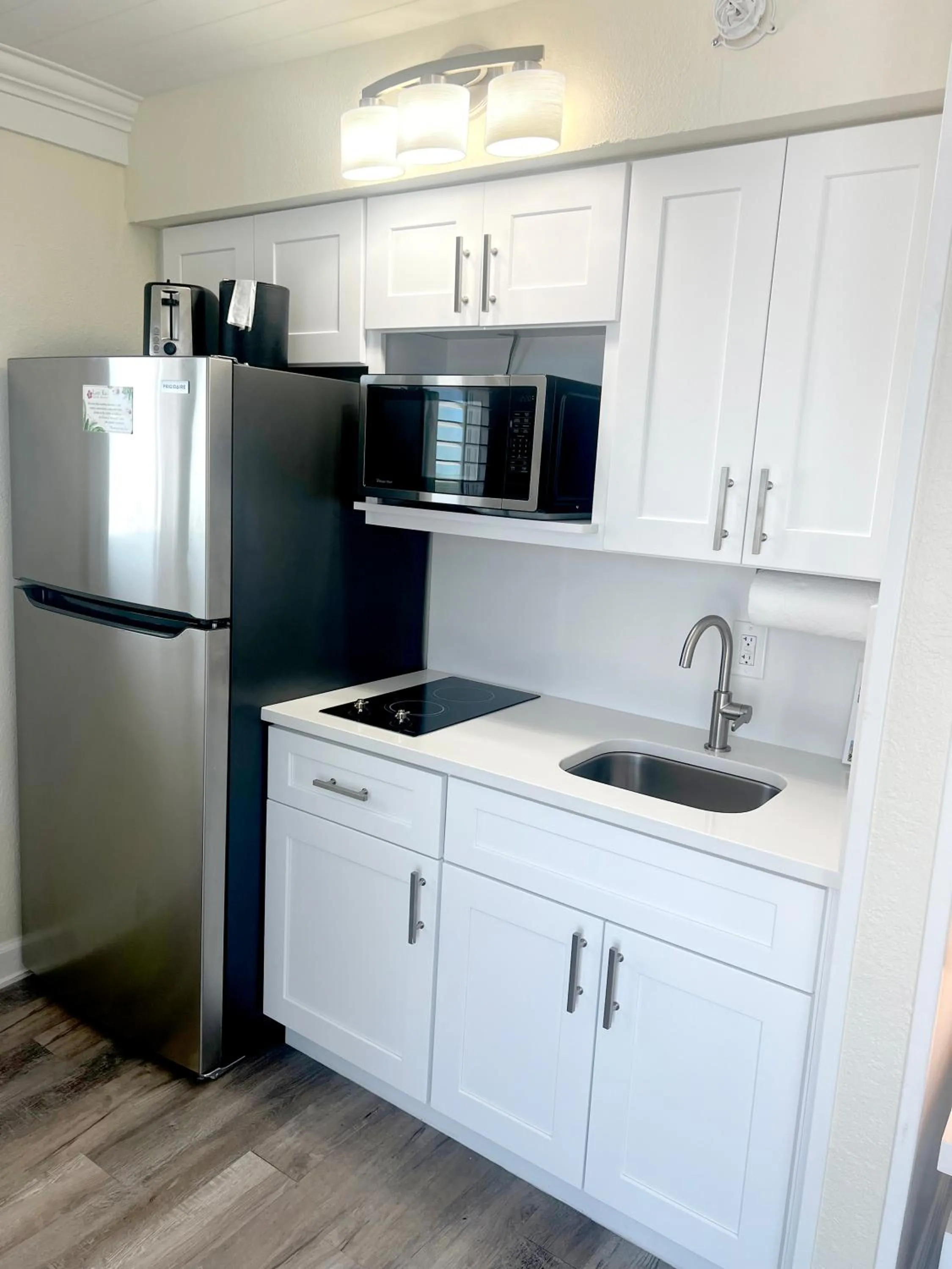 microwave in Lani Kai Island Resort